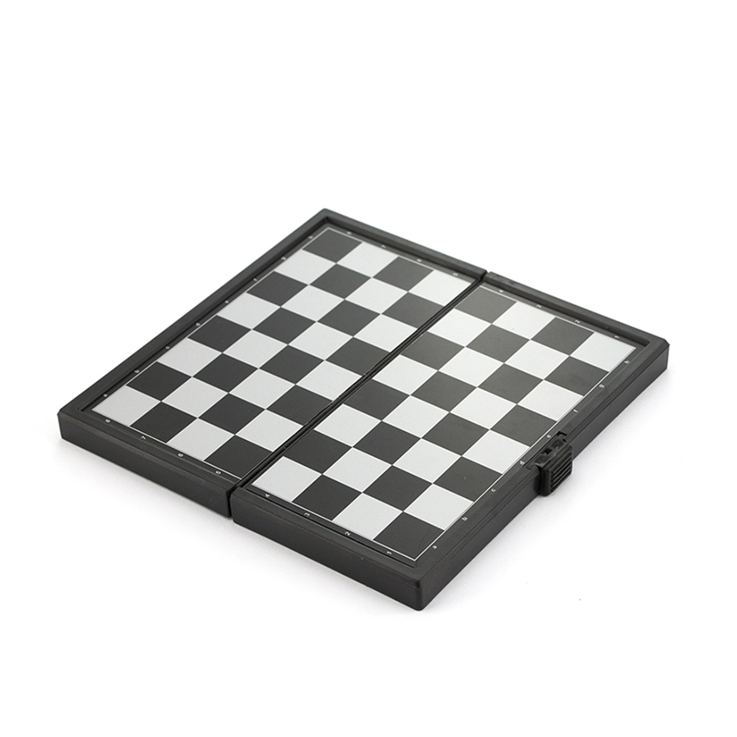 Gefaltetes schwarz-weißes Schachbrett auf weißem Hintergrund. Das Brett ist geöffnet und spielbereit.