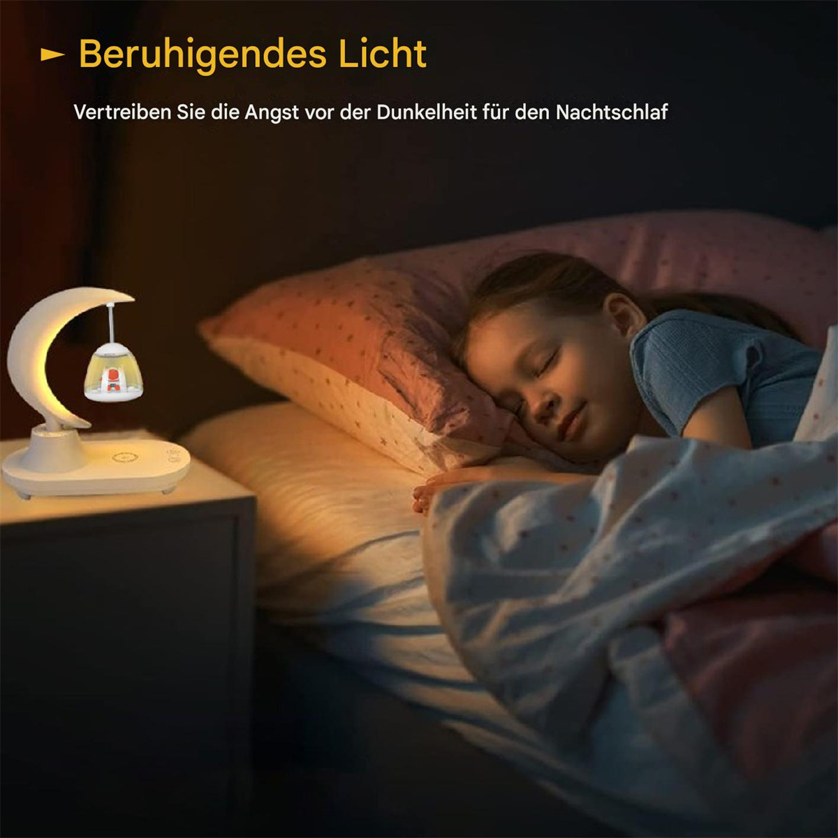 Ein schlafendes Mädchen im Bett mit einer Nachtlampe. Die Lampe hat die Form eines Mondes und eines kleinen Hauses.