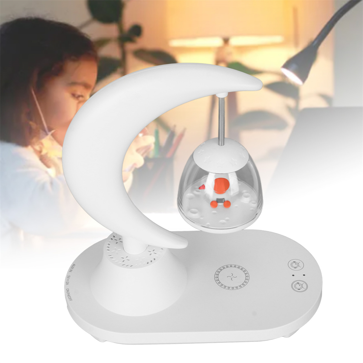 Eine weiße Lampe mit mondförmigem Aufsatz und Sockel. Ein Kind im Hintergrund liest in der Nähe einer Schreibtischlampe.