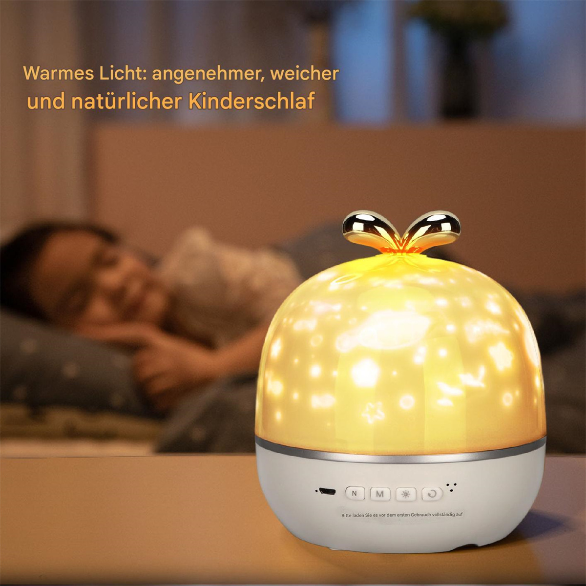 Nachtlicht mit schlafendem Kind im unscharfen Hintergrund. Die Lampe ist rund, weiß und gelb.