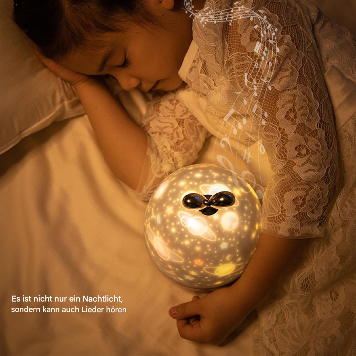 Kind schläft neben einem Globus-Nachtlicht mit Sternen und Planeten, Noten darüber.