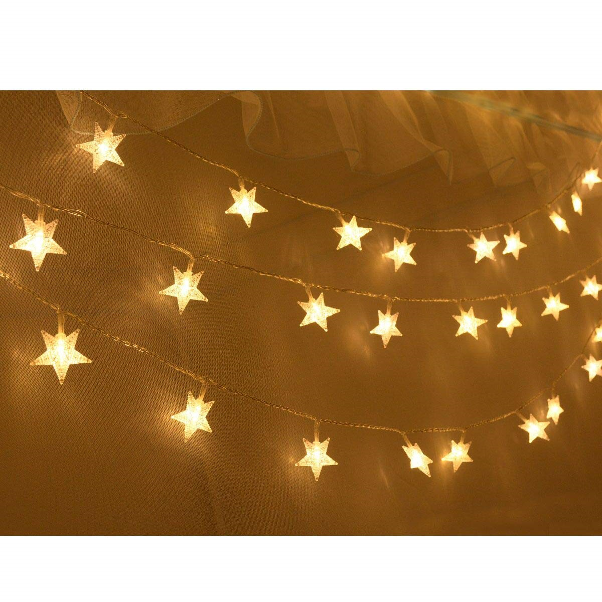 Lichterkette mit leuchtenden sternförmigen Lichtern. Warme Farbe.