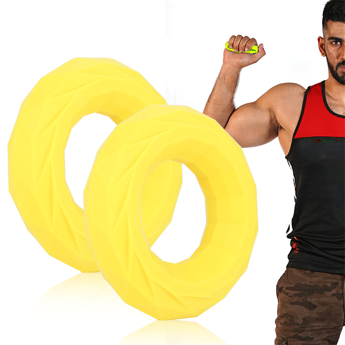 Zwei gelbe Handgriff-Verstärker und ein Mann, der seinen Arm mit einem anspannt.