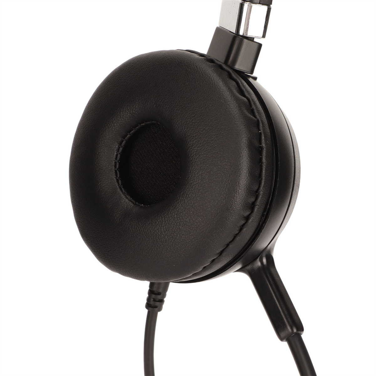 Schwarze Kopfhörer mit kreisförmigem Ohrmuscheldesign. Die Kopfhörer sind kabelgebunden und haben ein schwarzes Kabel.