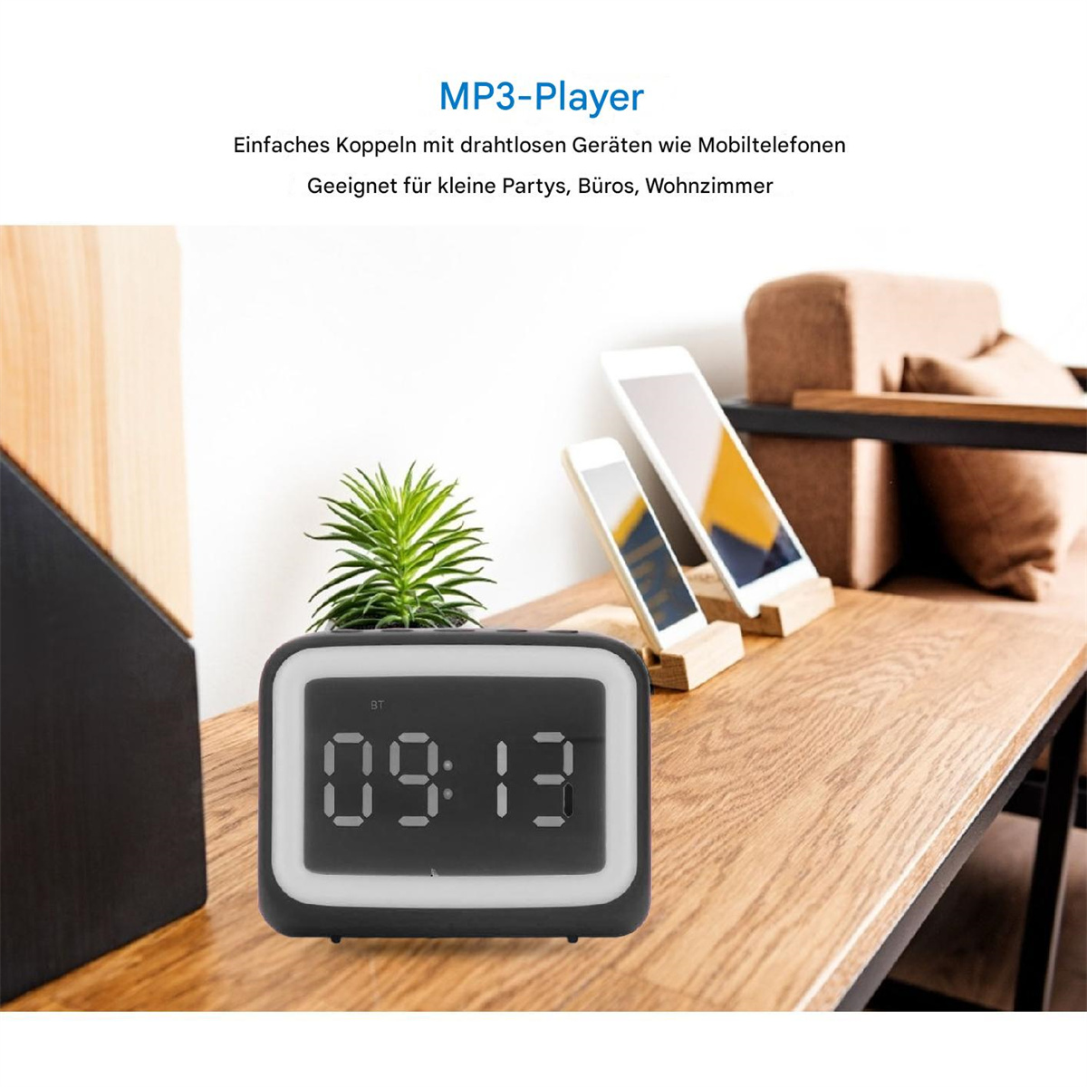 Digitaluhr mit kleiner Pflanze und zwei Telefonen. Holztisch. Weißer Hintergrund.