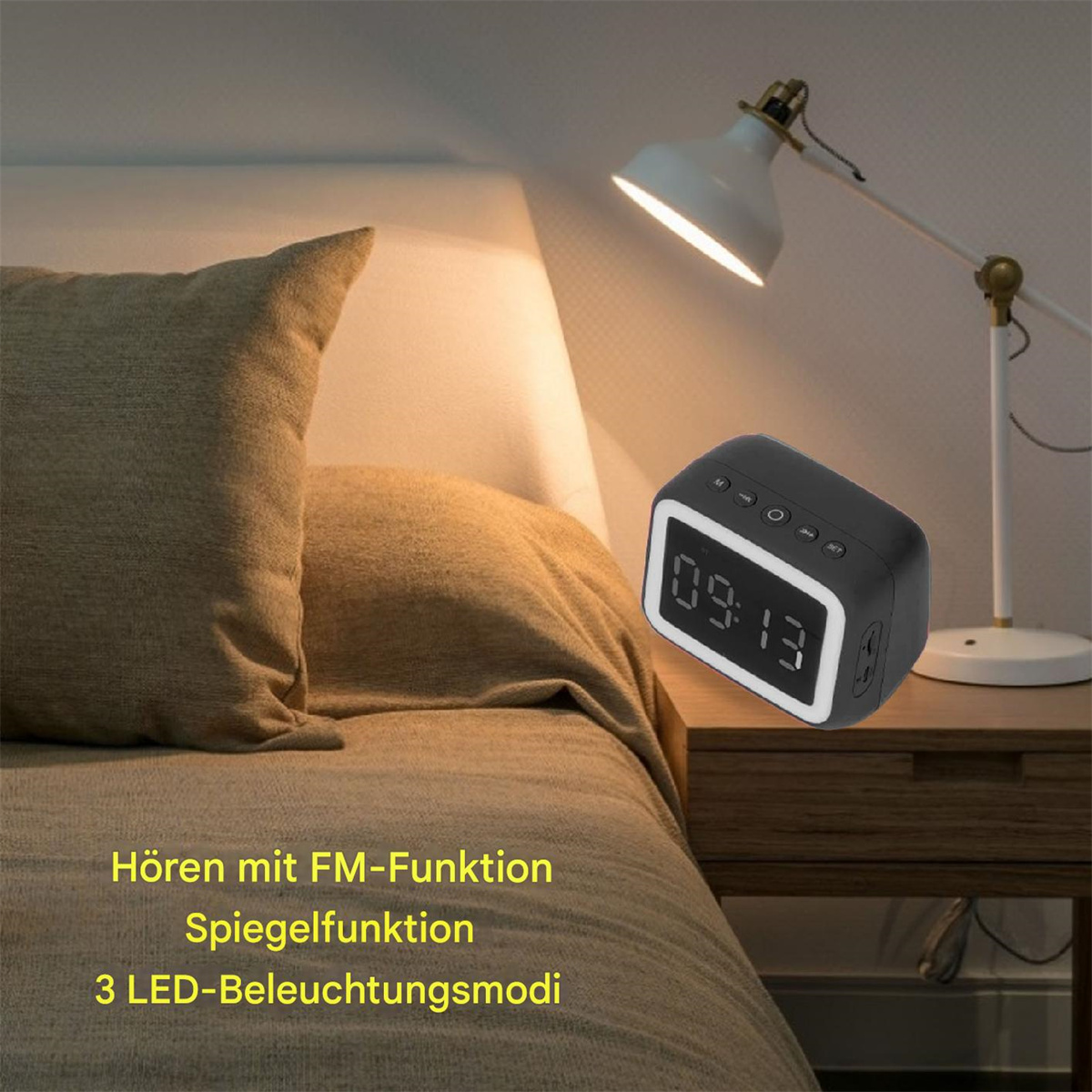 Schwarzer Wecker auf einem Bett mit Lampe. Text in Deutsch beschreibt Funktionen. Bett ist beige.