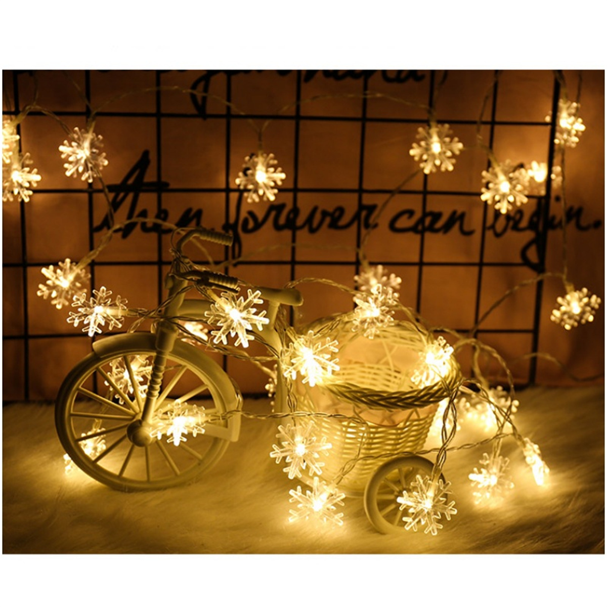 Dekorative Lichter. Schneeförmige Lichter sind um ein Fahrrad und einen Korb gespannt. Warme Beleuchtung.
