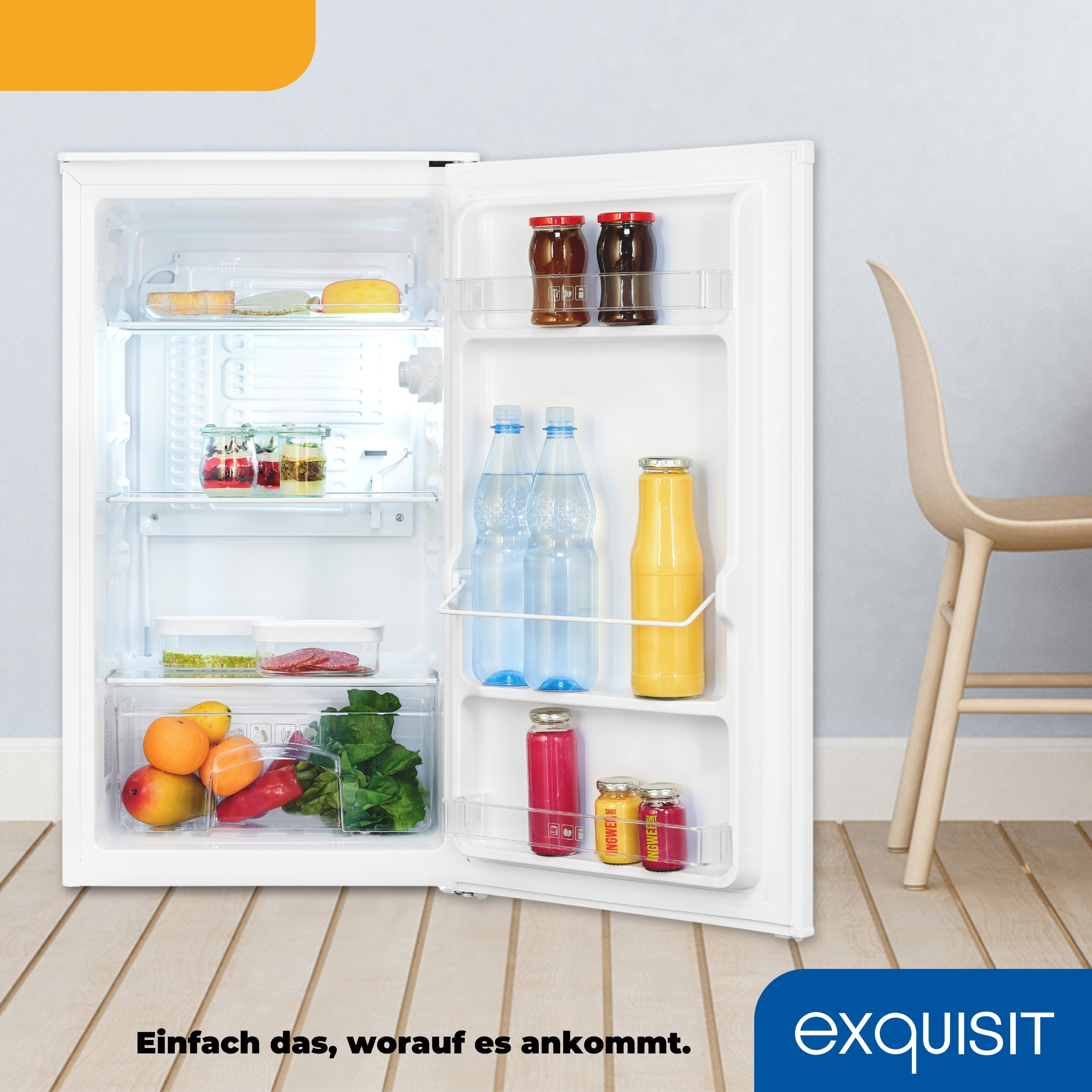 Weißer Mini-Kühlschrank mit offener Tür. Innen Regale mit Essen, Getränken und Stuhl.