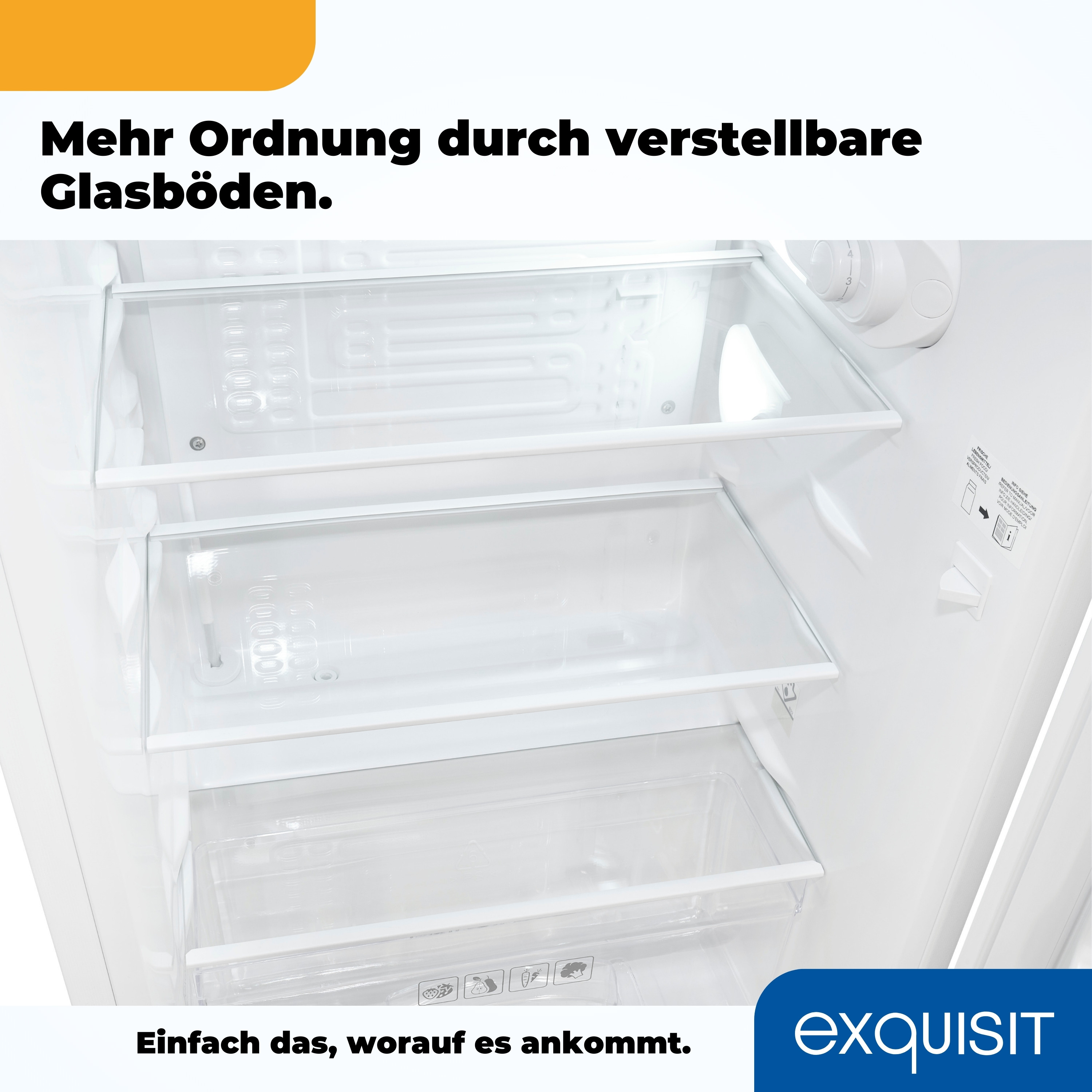 In einem Kühlschrank mit verstellbaren Glasböden und einem orangefarbenen Banner.
