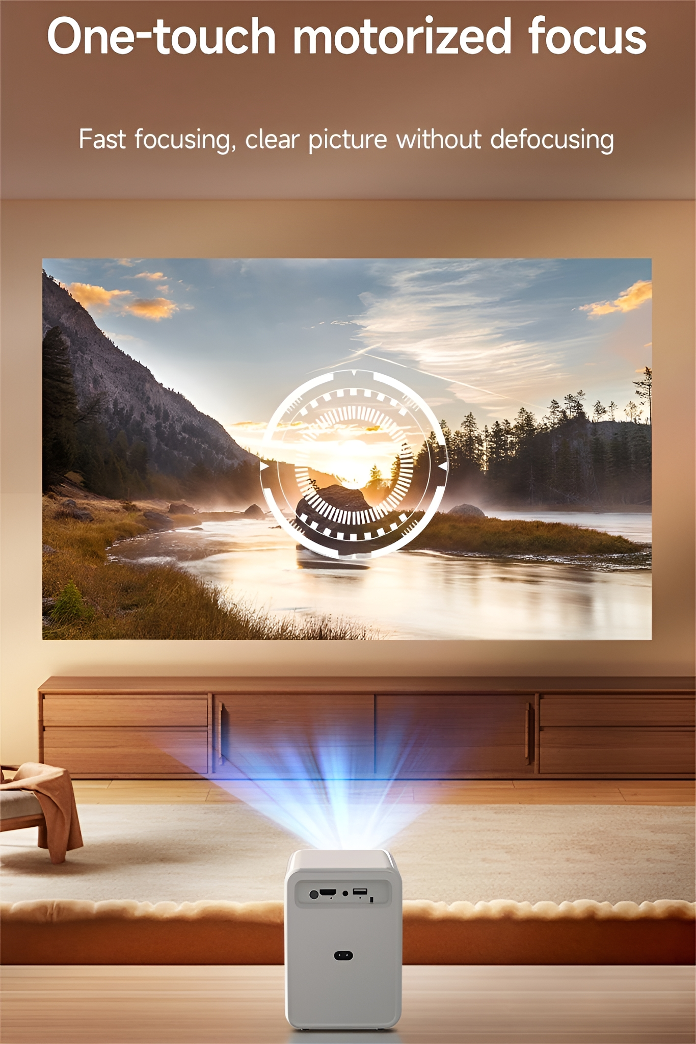 Ein weißer Projektor wirft Licht auf eine Leinwand mit Landschaft.