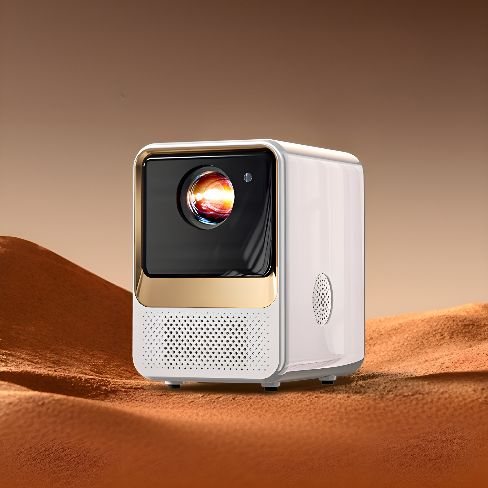 Ein weißer und goldener Projektor. Er steht auf einer Oberfläche, die wie Sand aussieht.