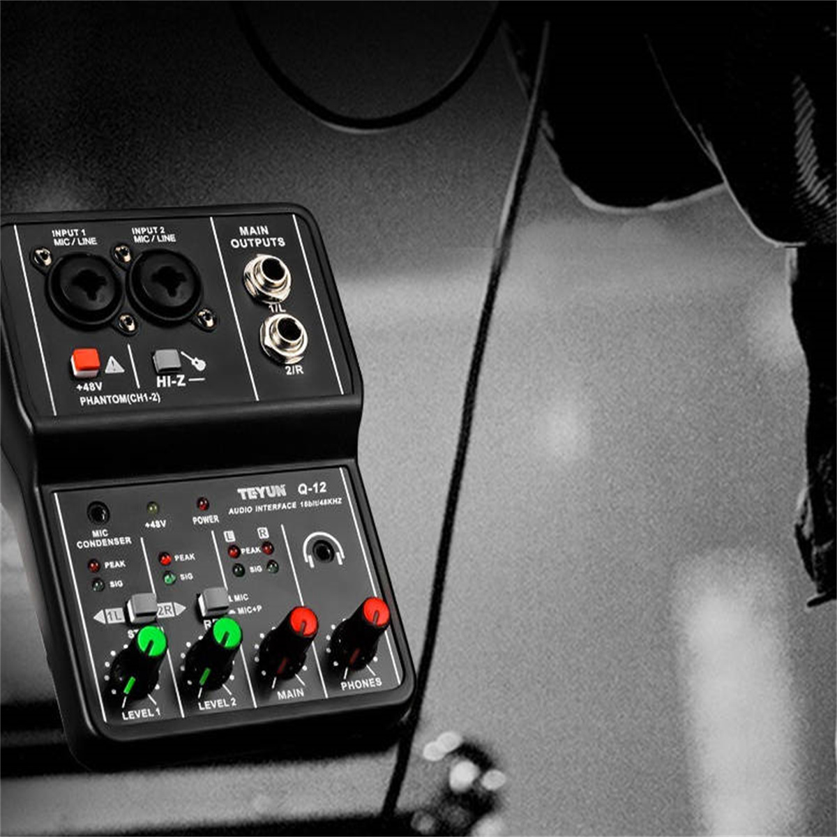 Ein Audio-Interface mit Knöpfen, Tasten und Eingängen. Es ist schwarz mit grünen und roten Akzenten.
