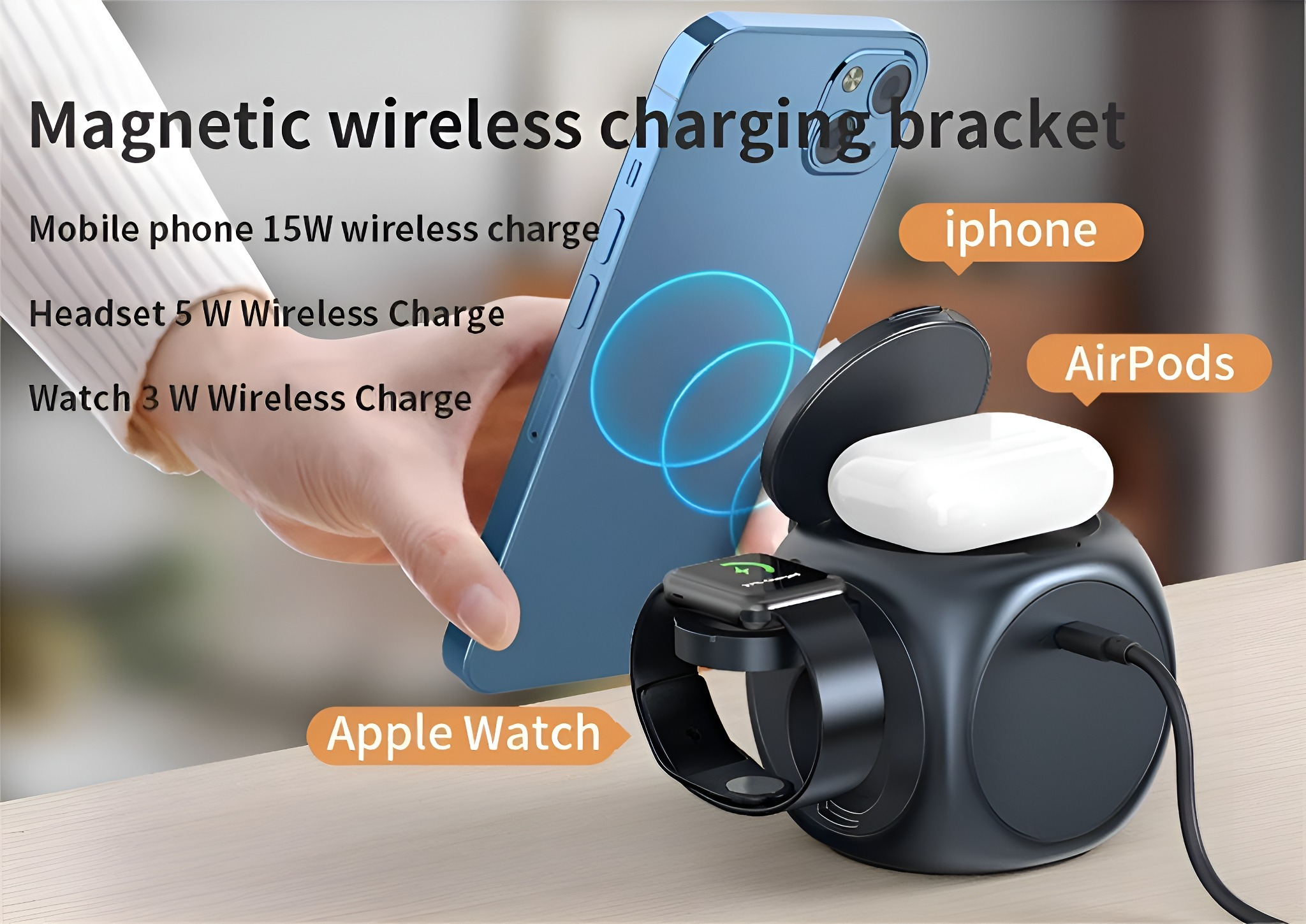 Eine kabellose Ladehalterung mit iPhone, AirPods und Apple Watch auf einem Tisch.