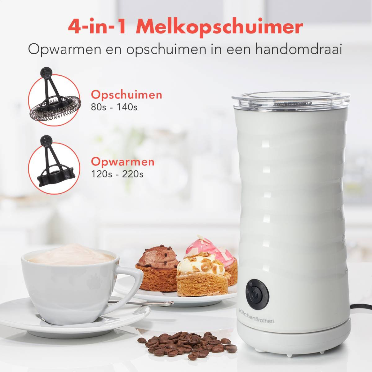 Ein weißer Milchaufschäumer mit einer Tasse Schaum, Kuchen und Kaffeebohnen auf einem Tisch.