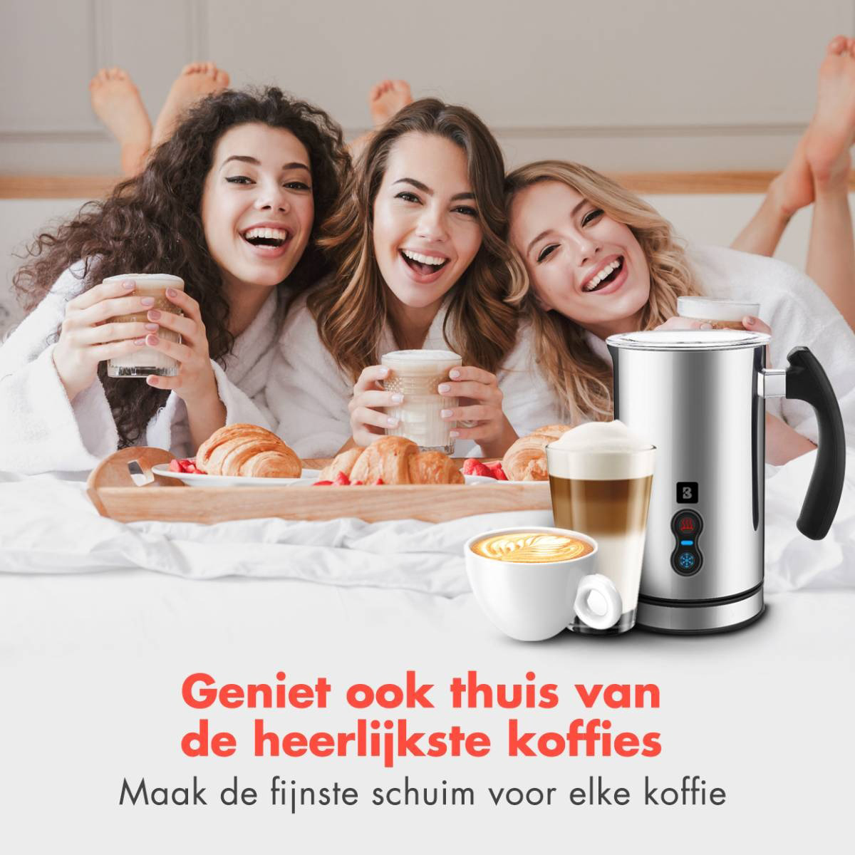 Drei Frauen im Bett mit Croissants und Kaffee. Rechts ein Milchaufschäumer.