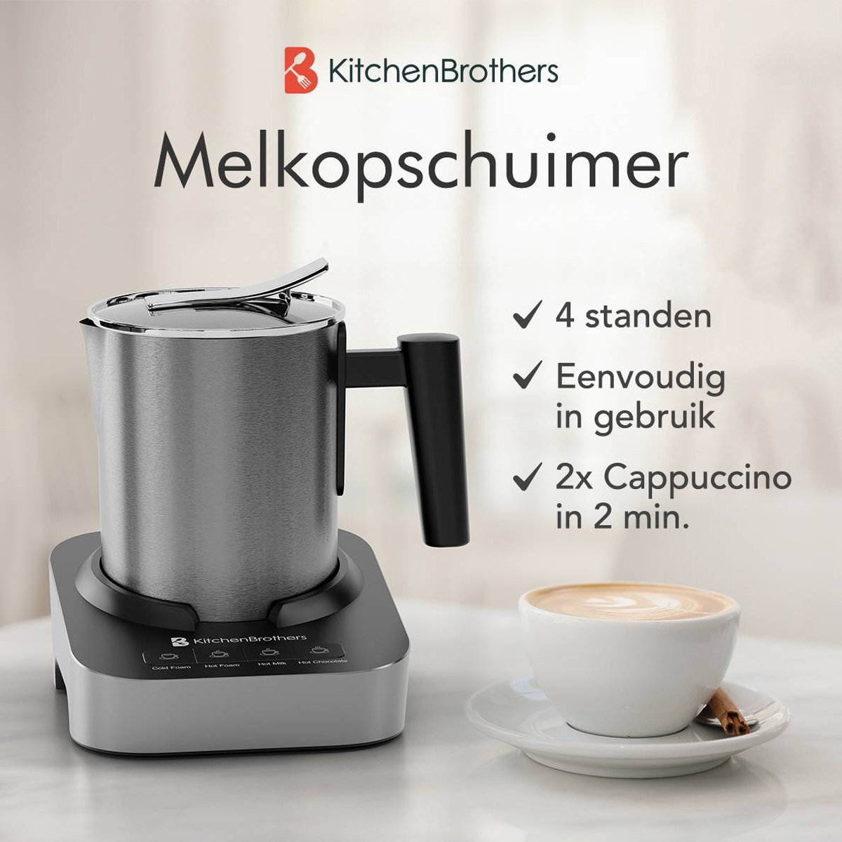 Ein silberner Milchaufschäumer mit schwarzem Griff und eine weiße Tasse Cappuccino auf einem Tisch.
