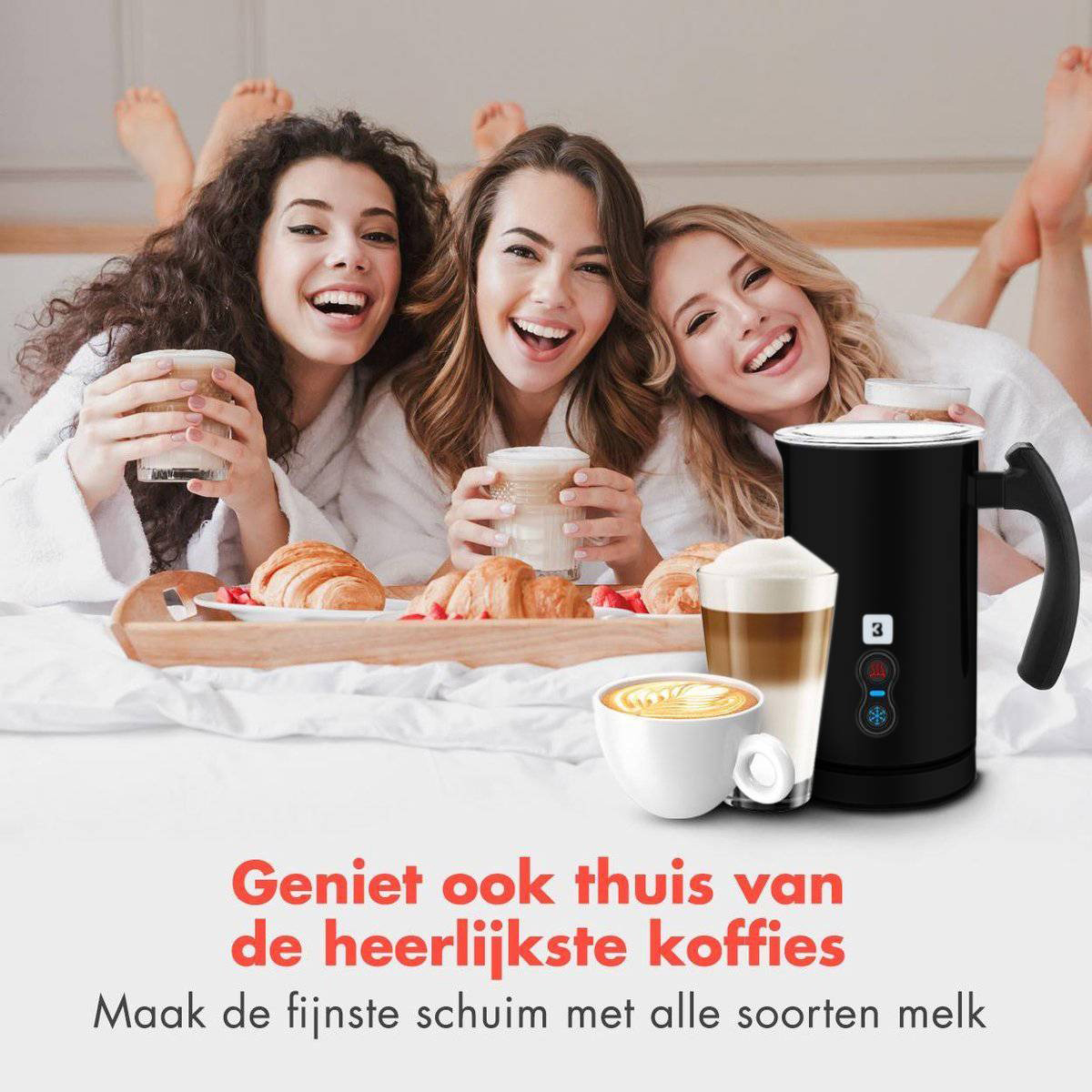 Drei Frauen im Bett mit Kaffeetassen, Milchaufschäumer, Croissants. Text unten.