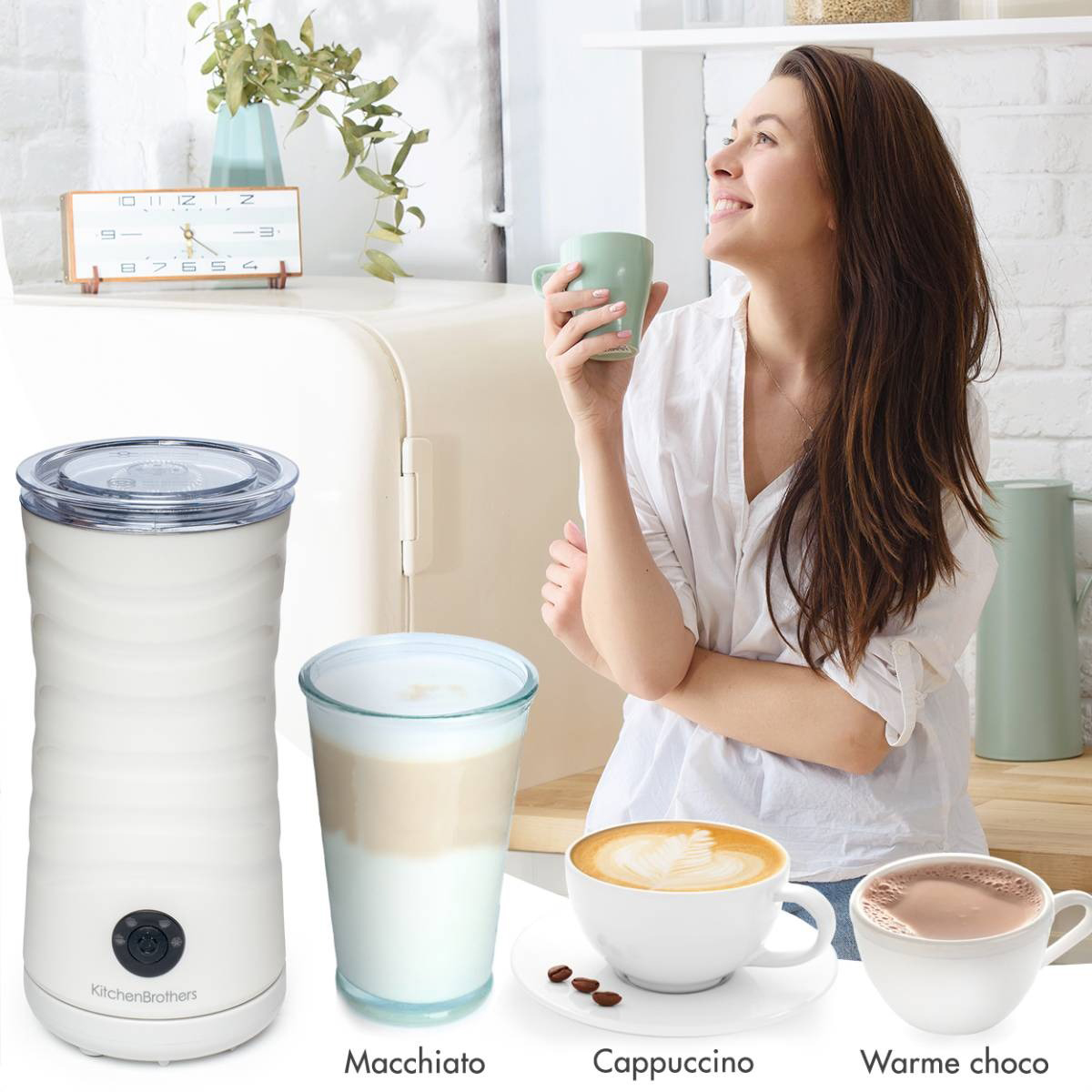 Frau lächelt, hält eine Tasse, neben Kaffeemaschine, Getränke: Macchiato, Cappuccino, heiße Schokolade.