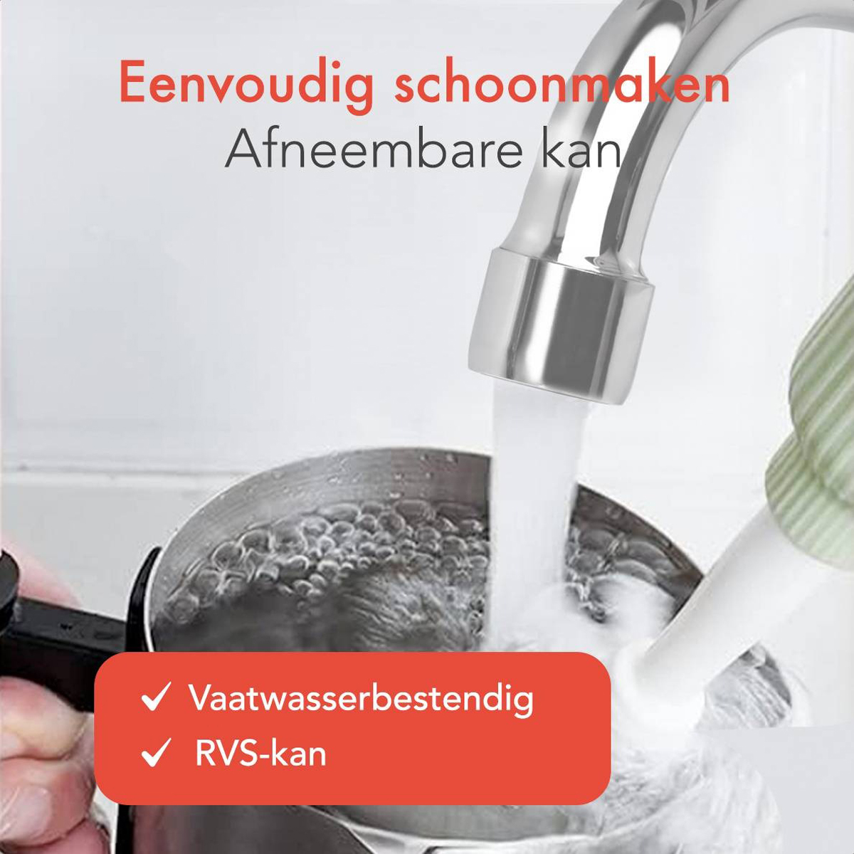 Wasserhahn gießt Wasser in Milchaufschäumer, Text hebt spülmaschinenfeste Merkmale hervor.