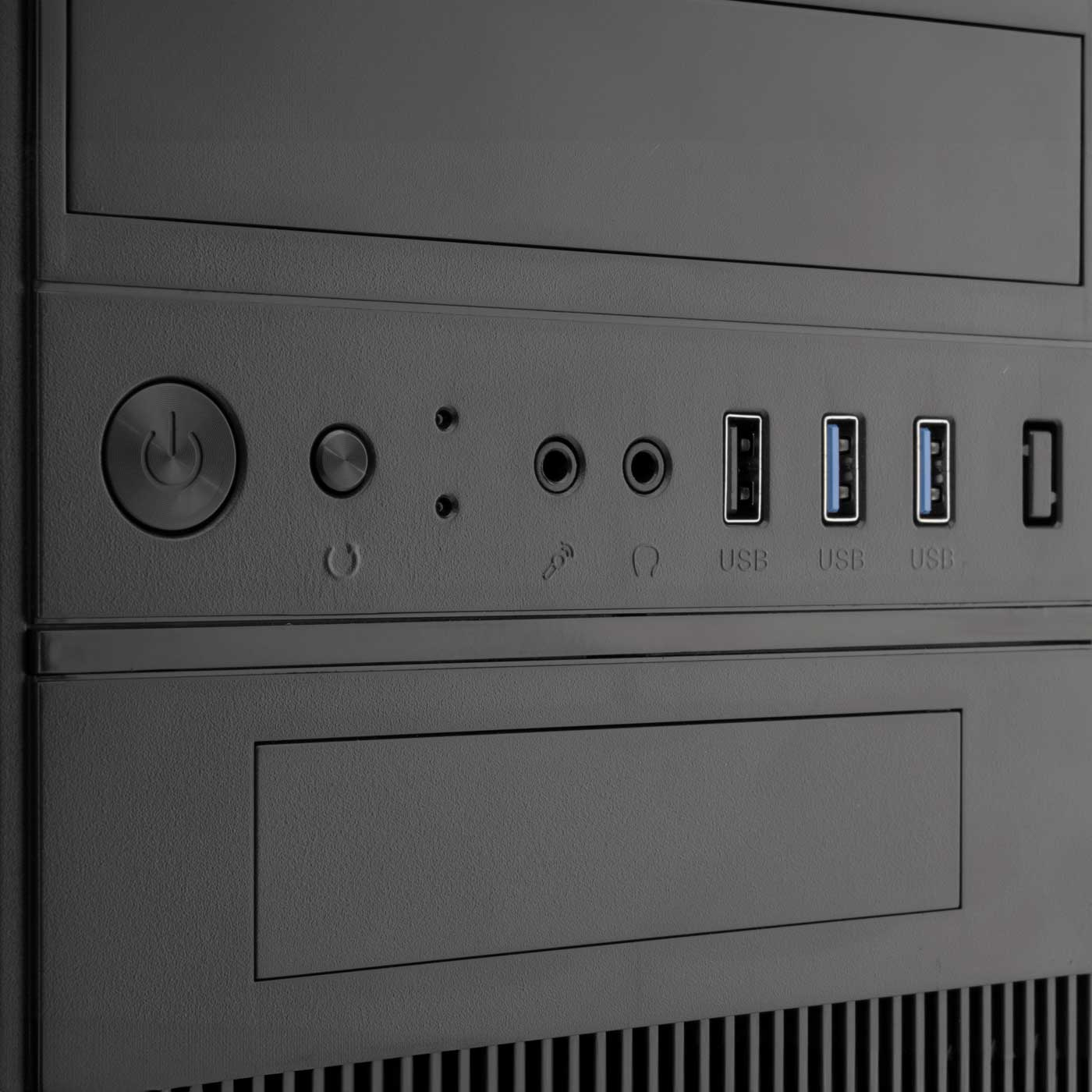 Primo piano del pannello frontale di un case per computer nero con pulsante di accensione, porte USB e jack audio.