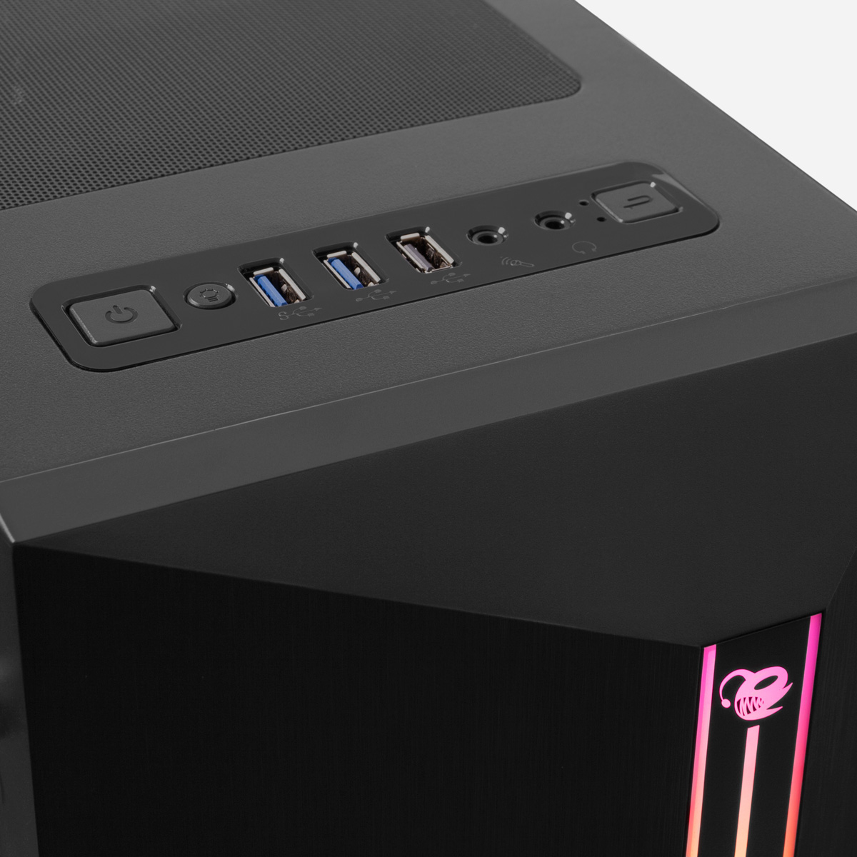Primo piano di un case per computer nero con pannello frontale. Ha porte e un pulsante di accensione.