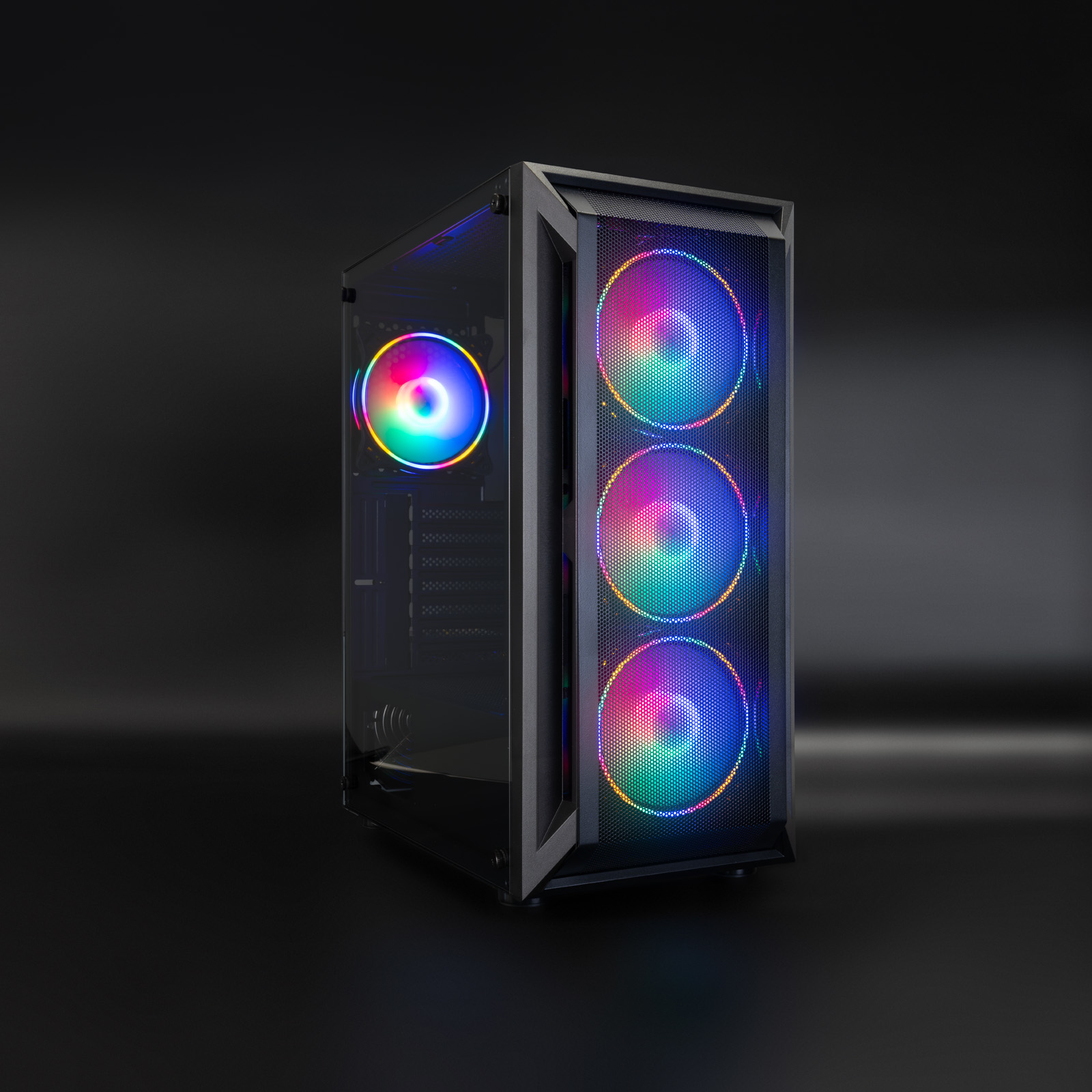 Een computerkast met drie verlichte ventilatoren, die kleurrijk licht uitstralen tegen een donkere achtergrond.