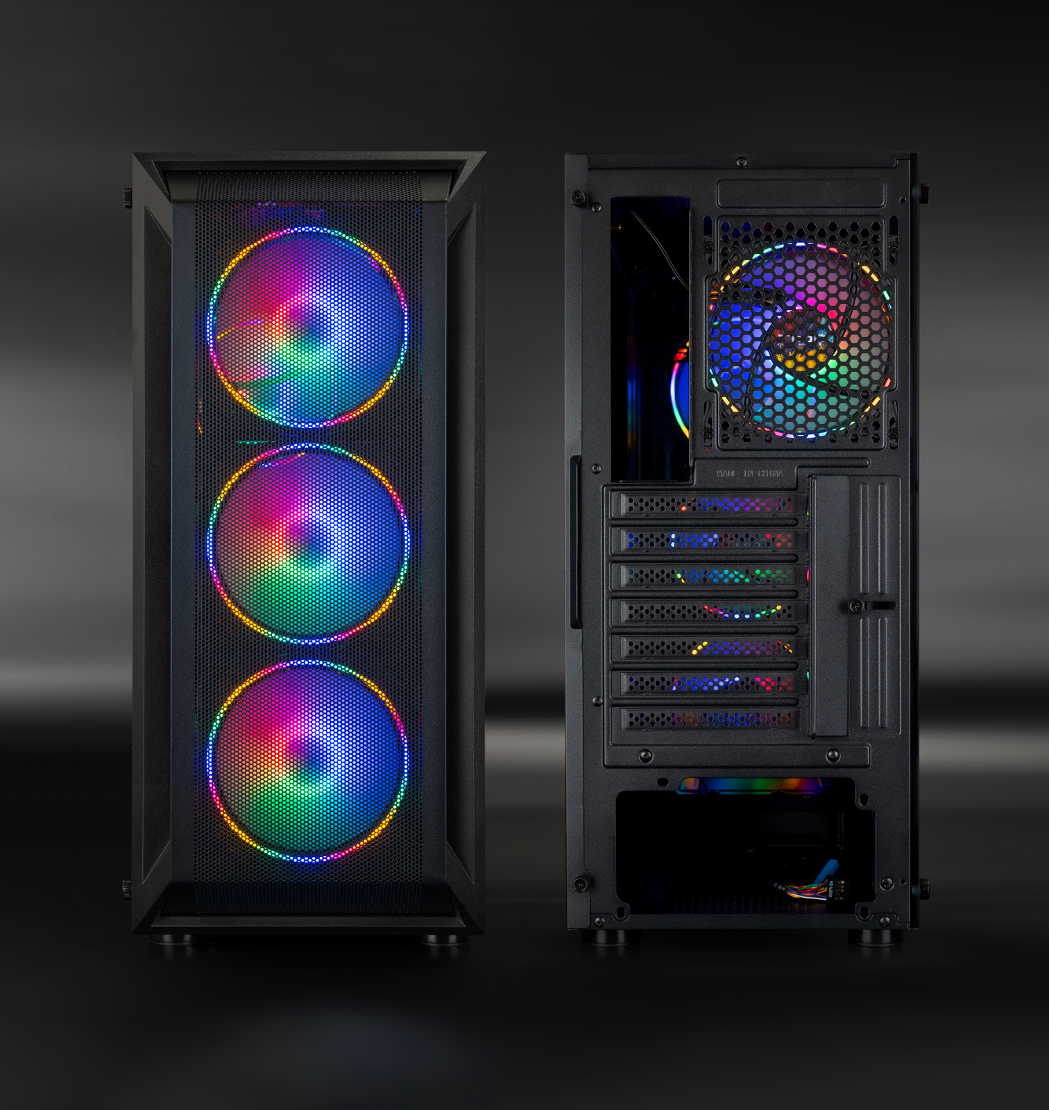 Computerbehuizing met drie ventilatoren met regenbooglichten, de binnenkant is zichtbaar. Het is zwart met een mesh voorkant.