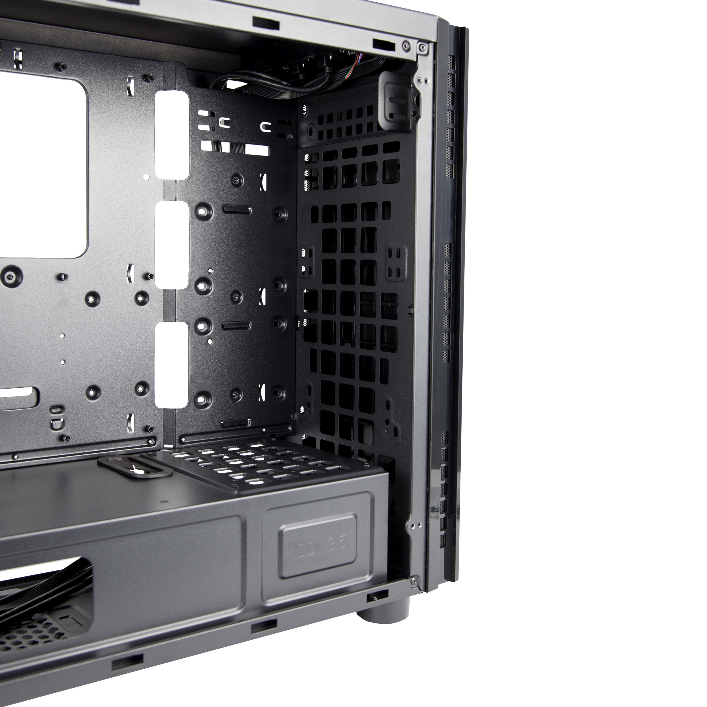 Das Innere eines Computergehäuses ist sichtbar und zeigt den Motherboard-Bereich, die Laufwerksschächte und die Seitenwand.