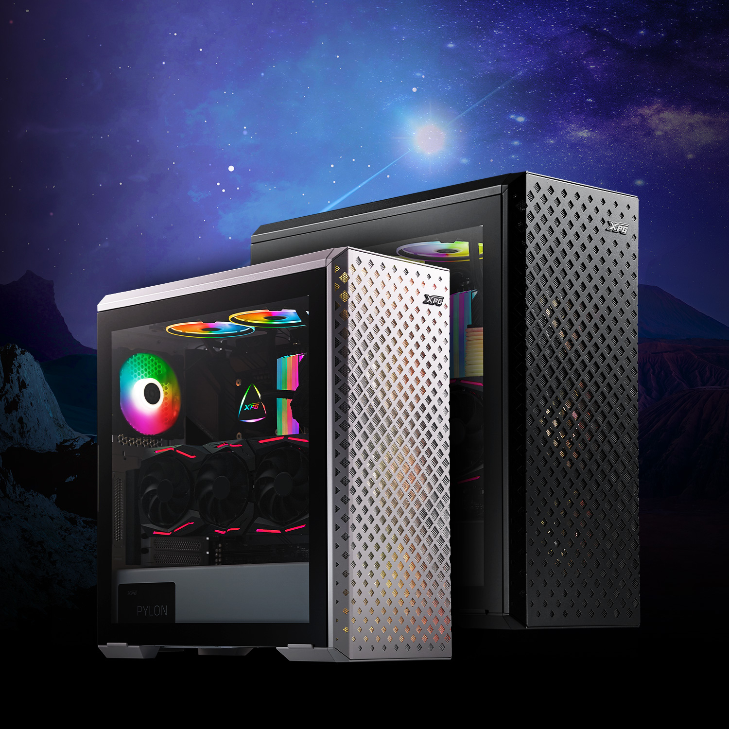 Twee computerkasten, een zwarte, een zilverkleurige met een glazen zijpaneel, verlicht met RGB-lampjes.