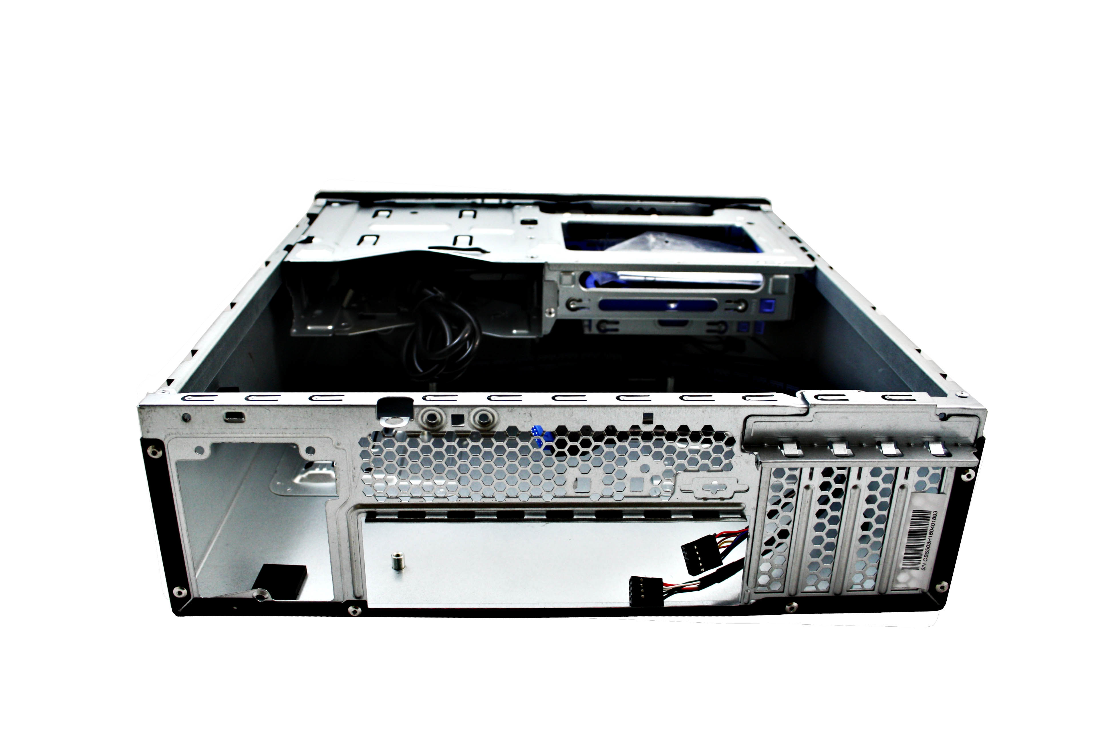 Wnętrze obudowy PC, widok otwarty. Pokazuje puste zatoki i wewnętrzne punkty mocowania.