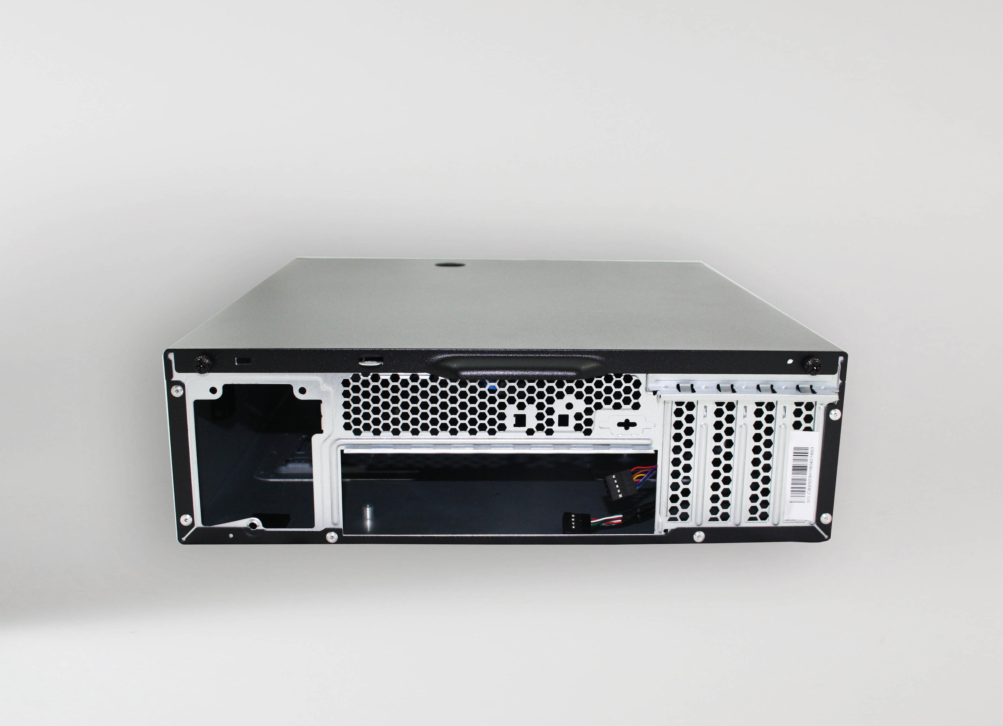 Czarna obudowa komputera, widok z tyłu, na białym tle.