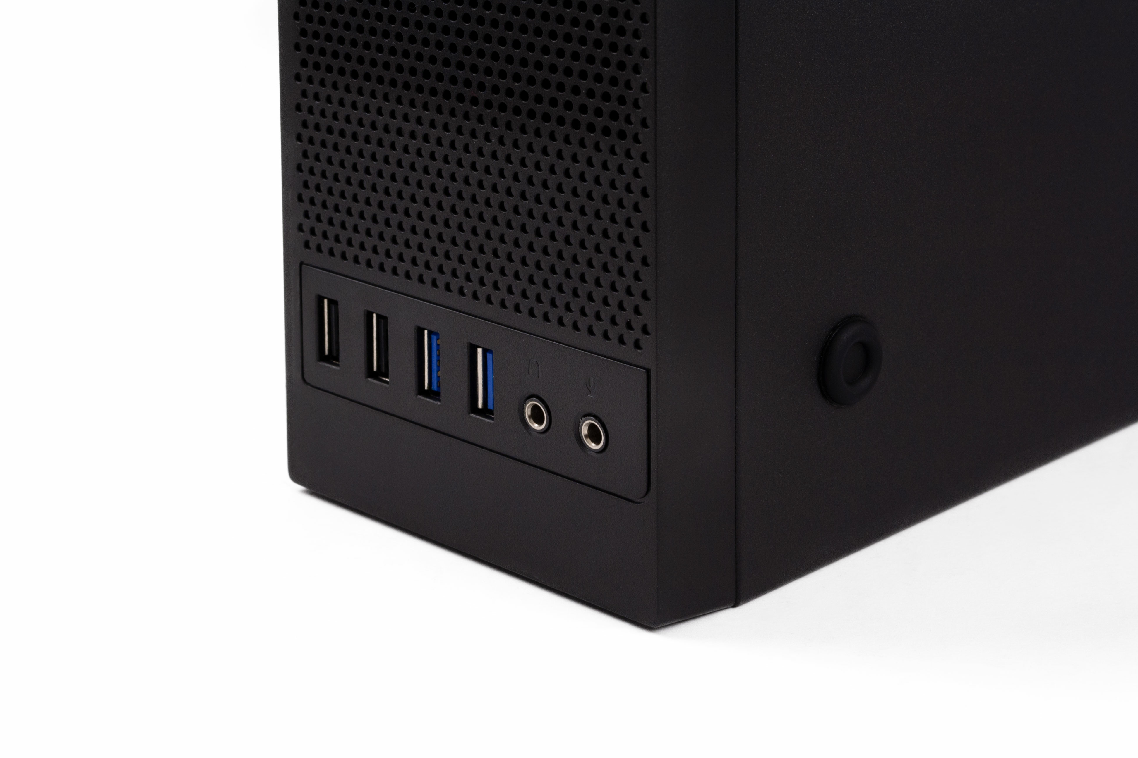 Zbliżenie czarnej obudowy komputera z portami USB i audio, na białym tle.