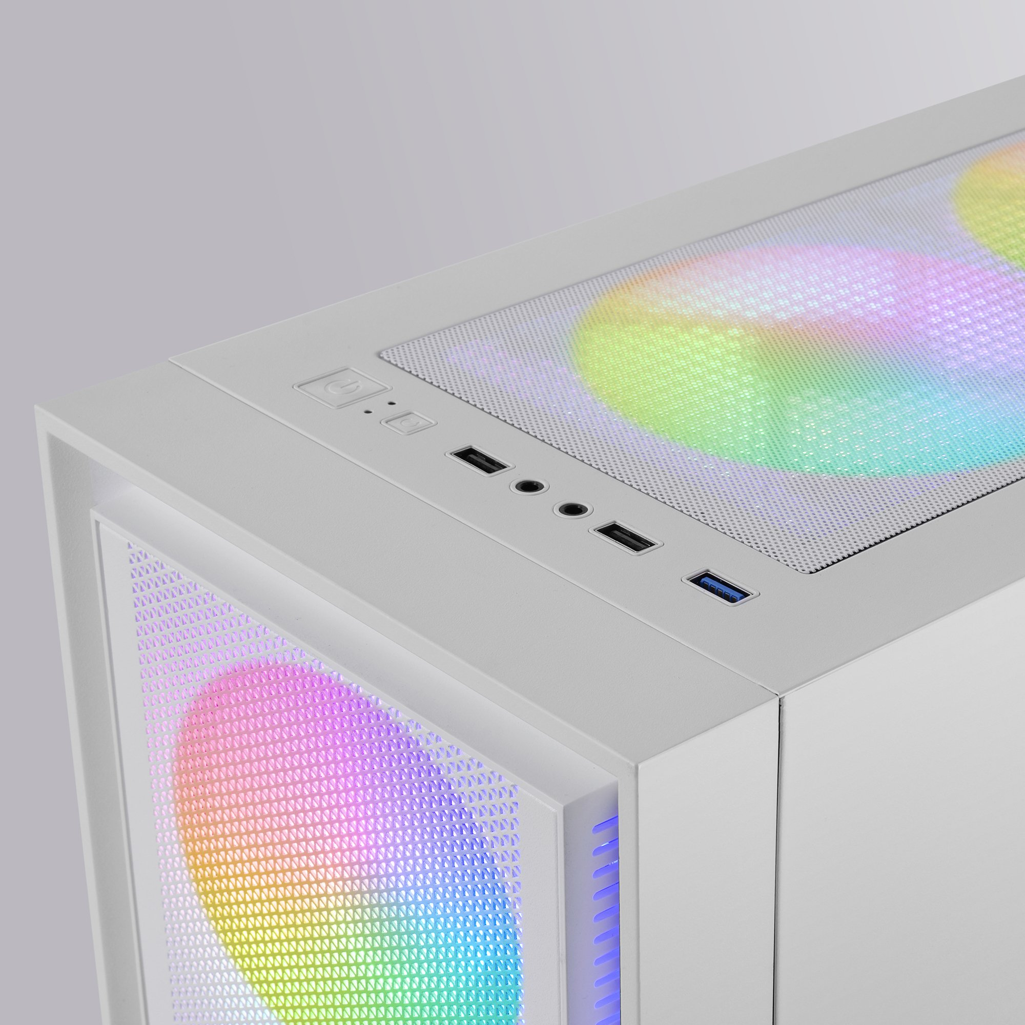 Biała górna część obudowy komputera z kolorowymi światłami RGB. Posiada porty USB i przyciski.