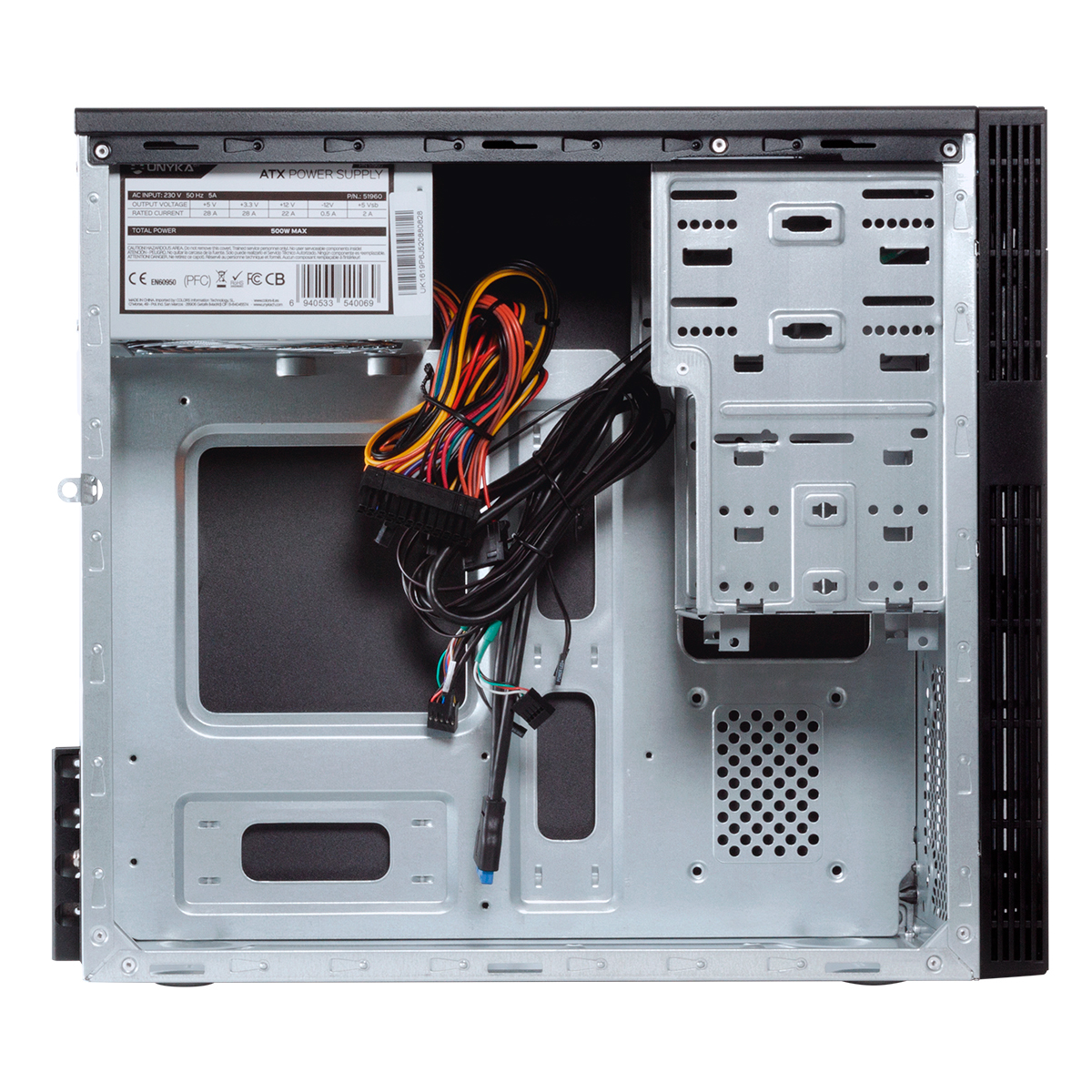 Interno di un case con PSU, cavi e componenti. Un alimentatore e vari cablaggi sono visibili.