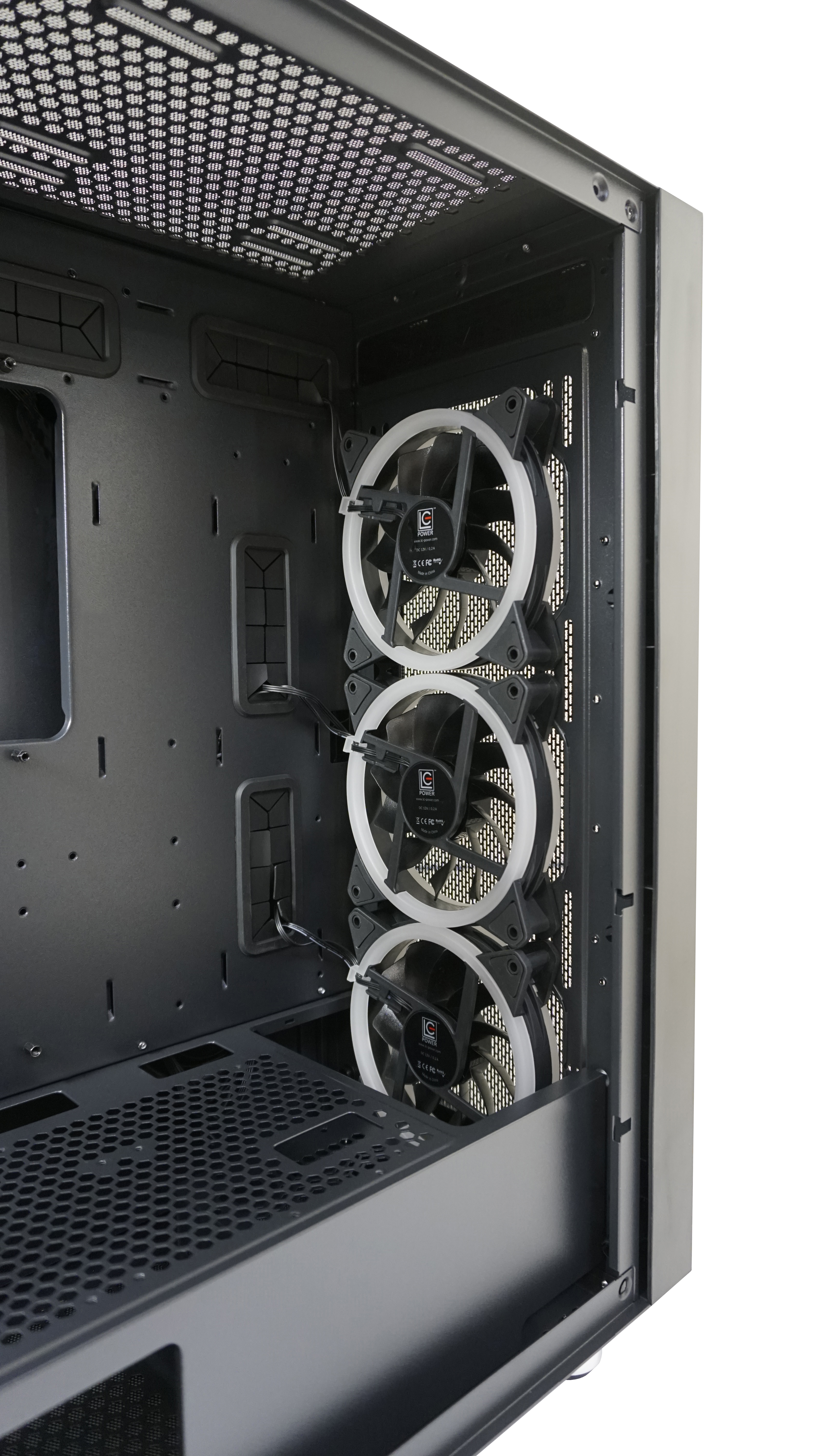 Wewnątrz obudowy komputera, trzy wentylatory z białymi pierścieniami. Czarna obudowa.
