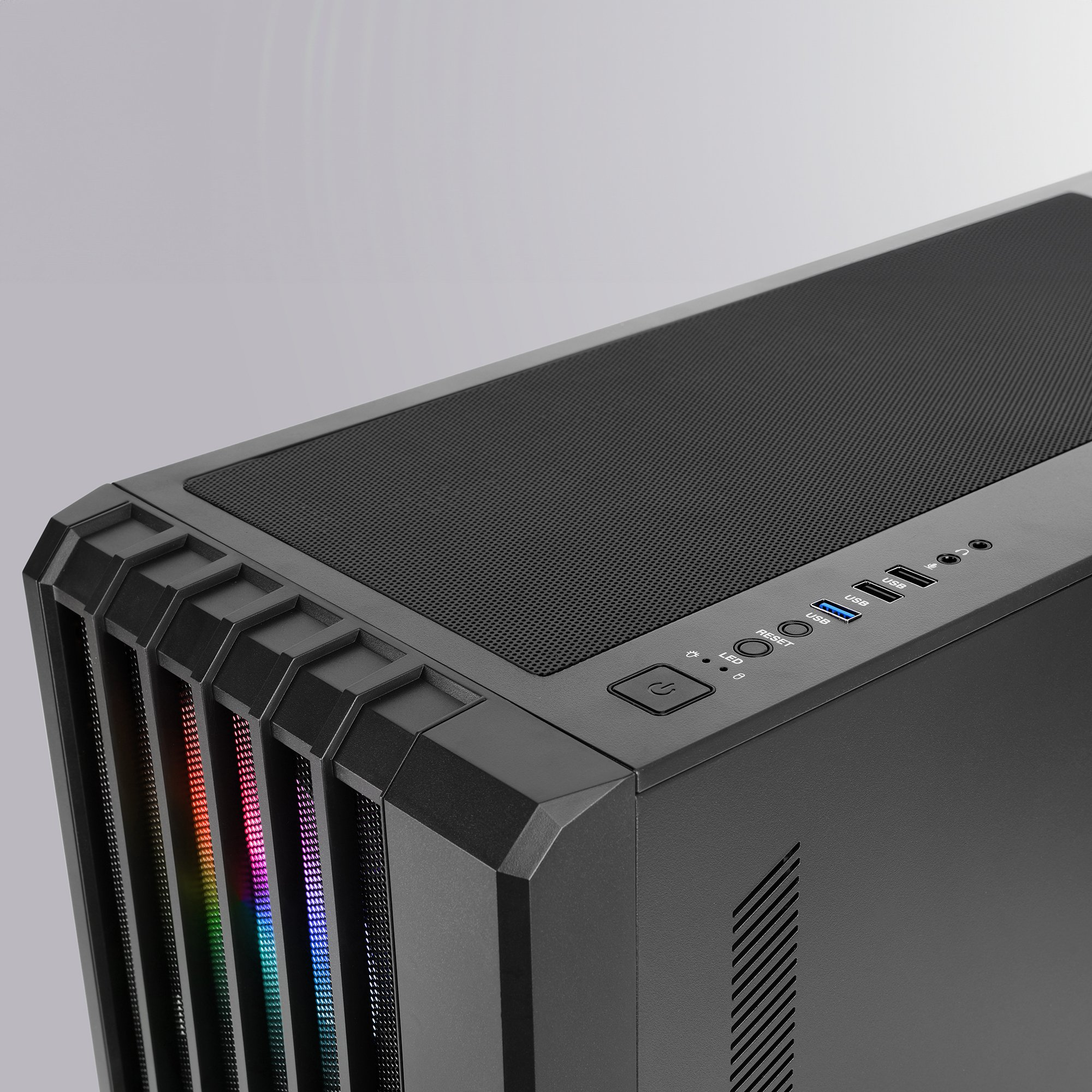 Dettaglio della parte superiore del case del computer nero con porte, pulsanti e ventilazione a rete.