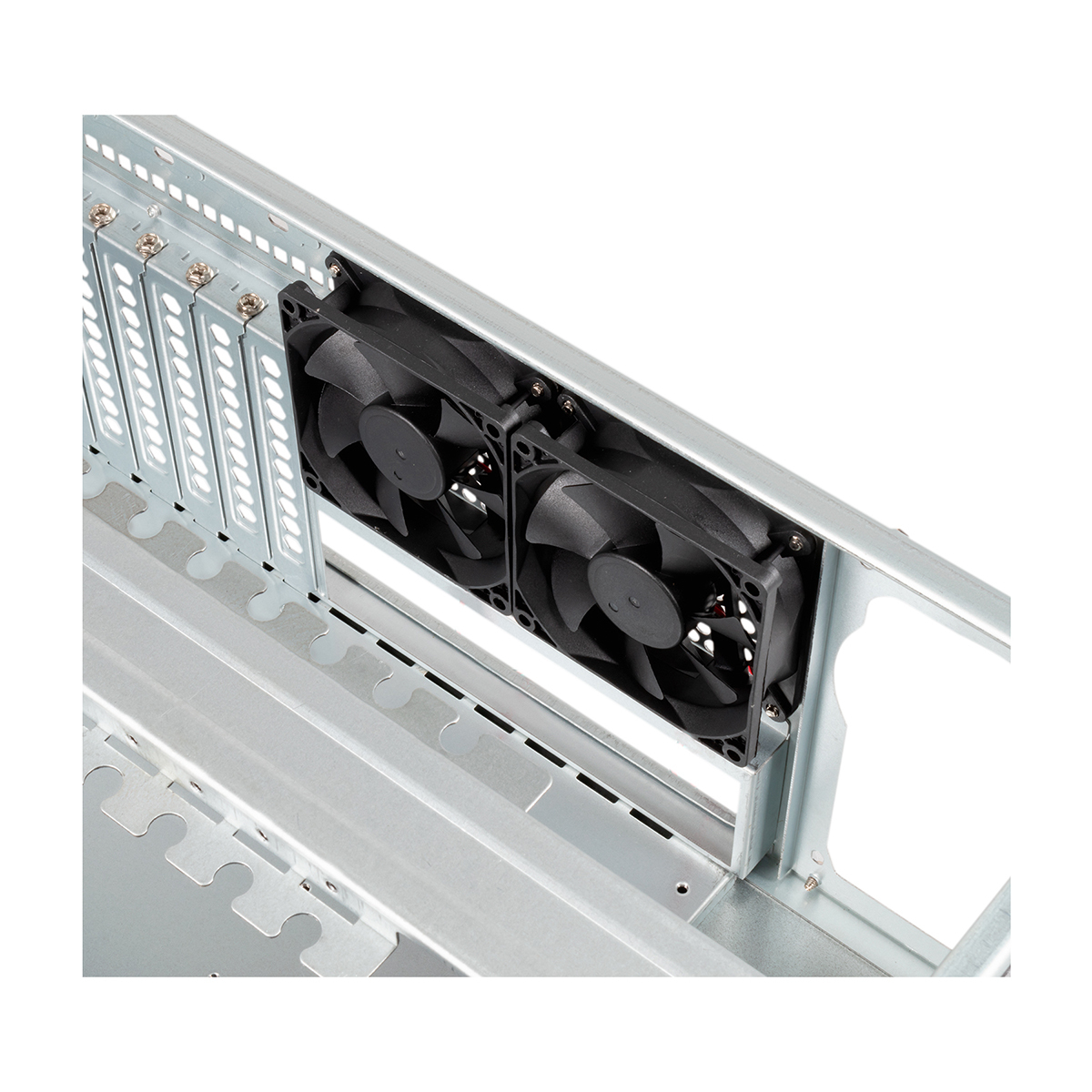 Primo piano di due ventole per computer nere montate all'interno di un case per computer argentato.