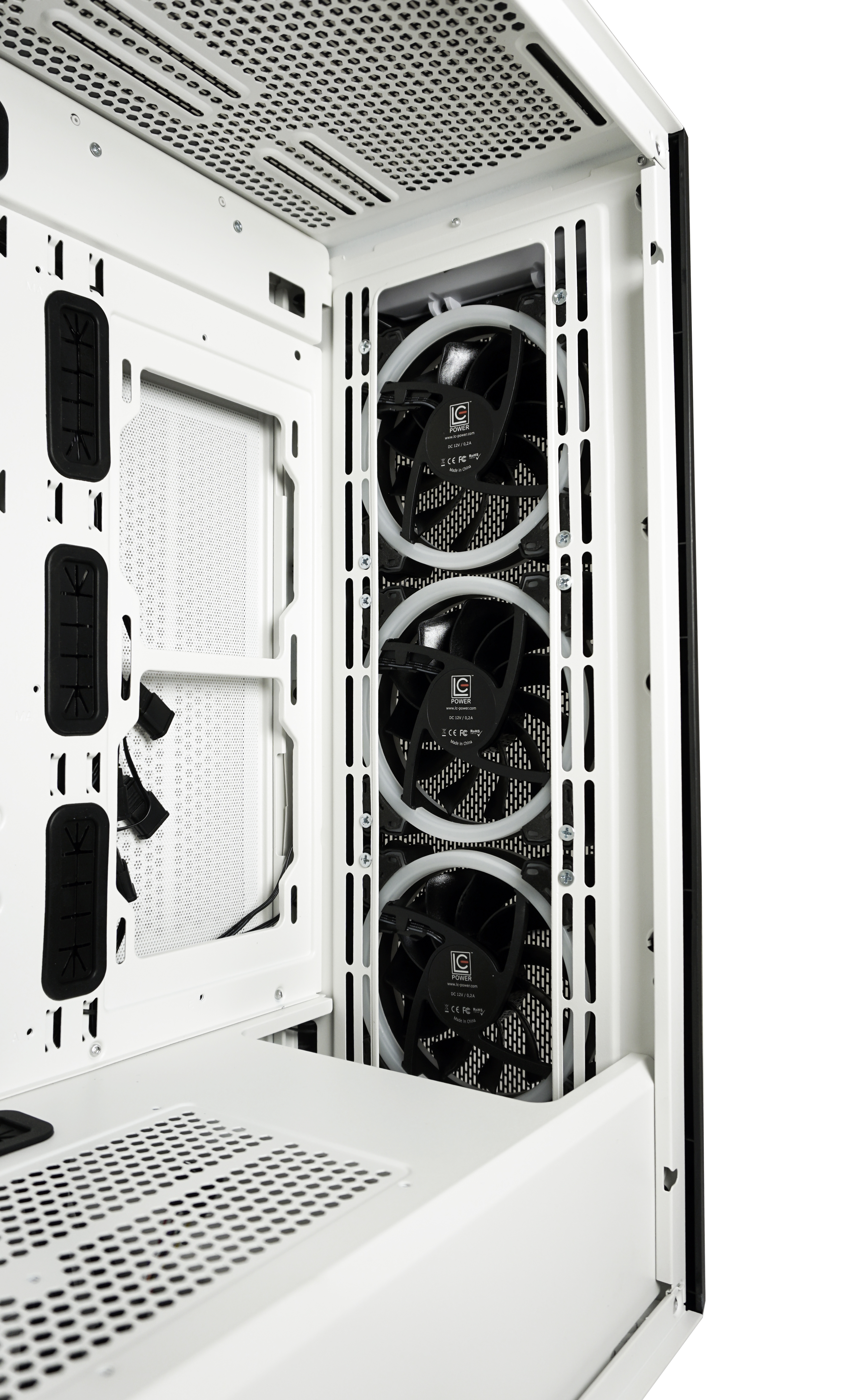 Inside the PC case, three fans with white rings. White and black case.