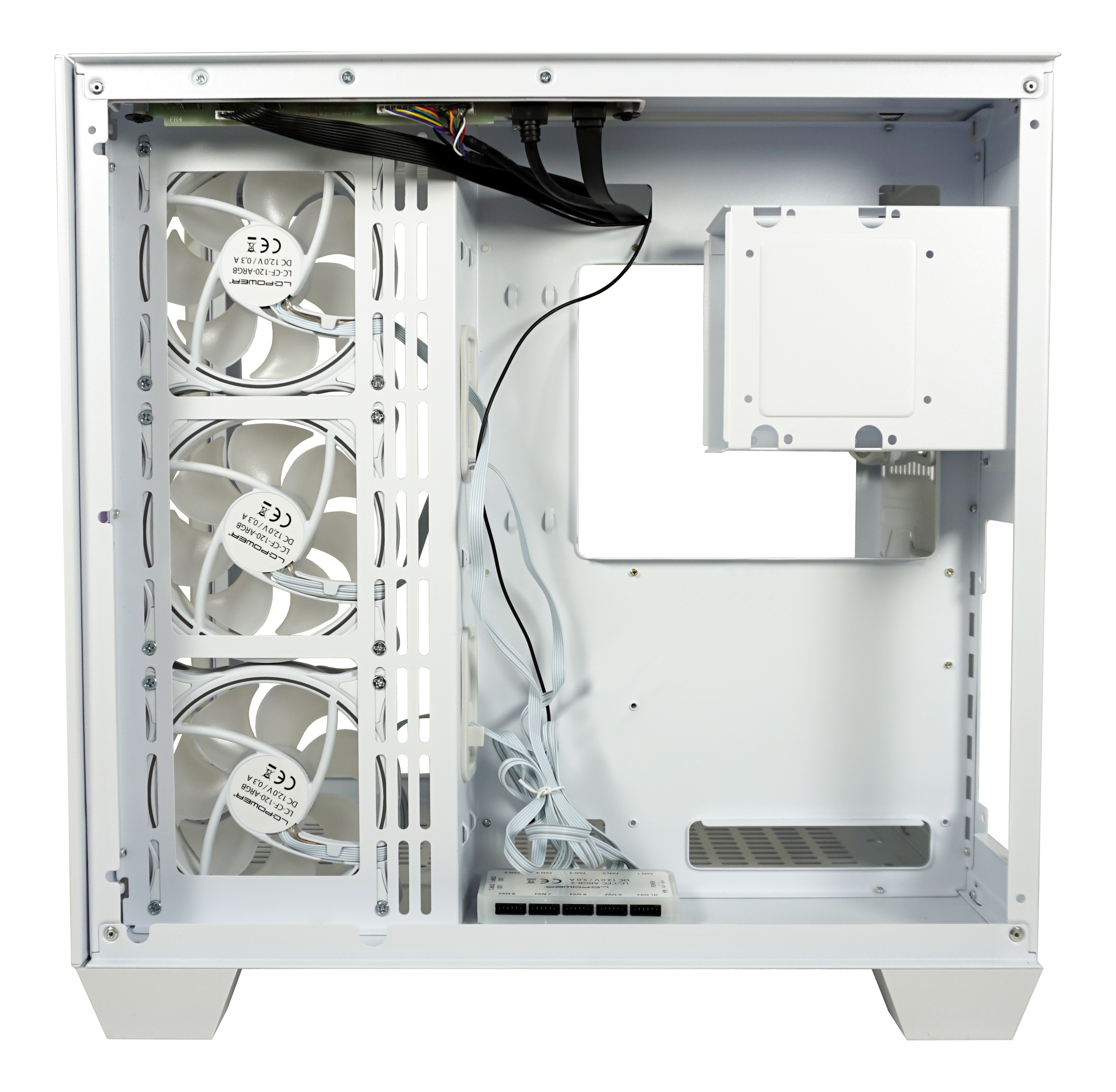 Weißes PC-Gehäuse, Innenraum. Offenes Design, Lüfter, Montagebereiche und Kabel.