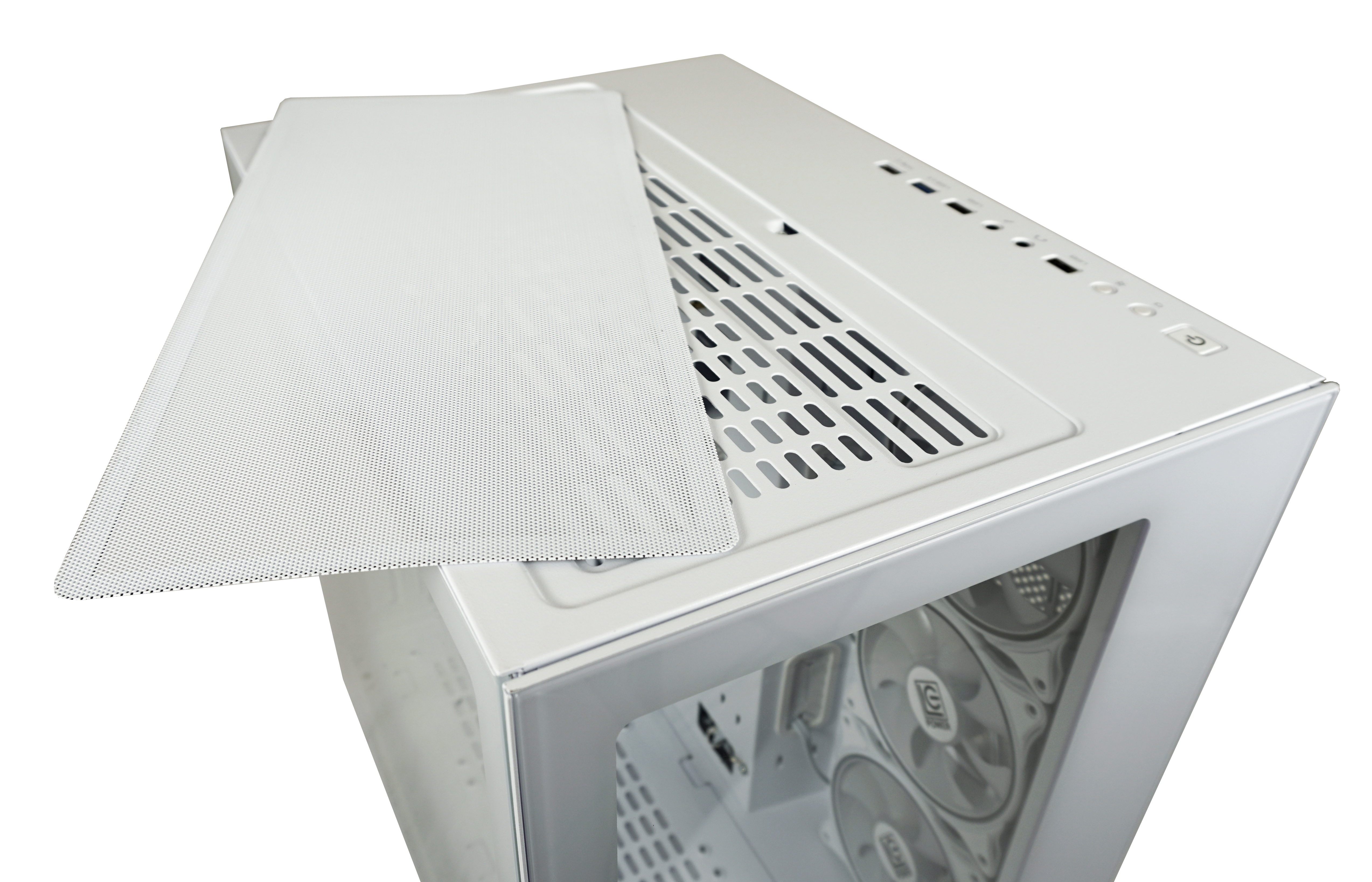 Weißes PC-Gehäuse mit teilweise entferntem oberem Panel. Gehäuse zeigt Gitter und Lüftungsschlitze.