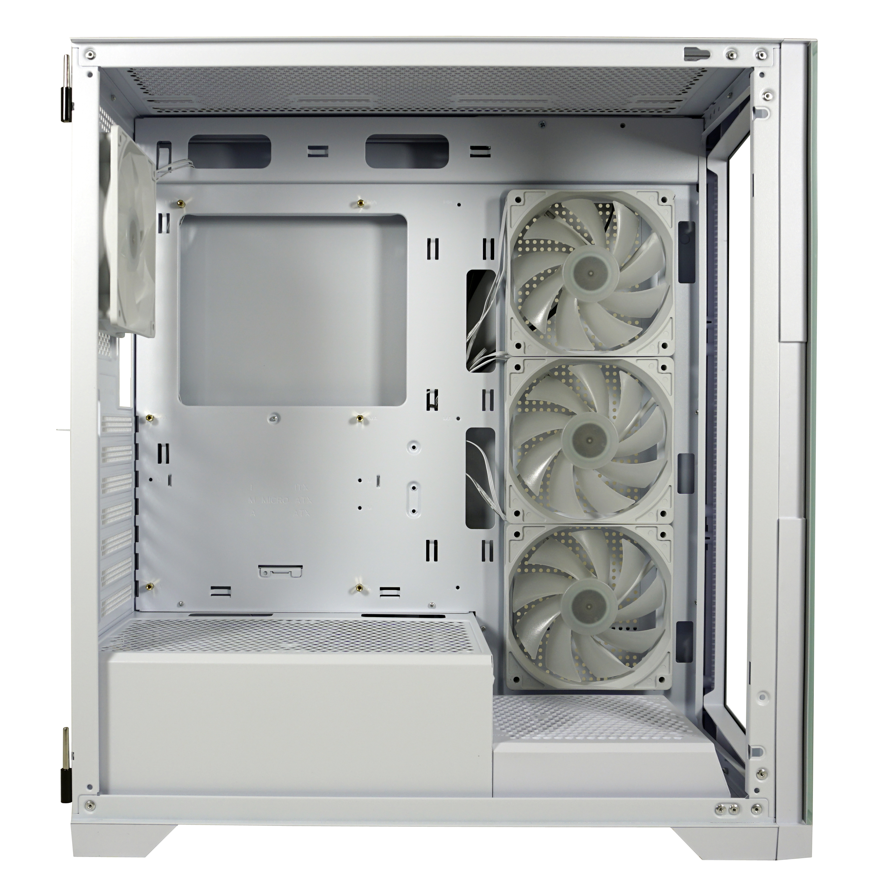 Wnętrze białej obudowy komputera z mocowaniami wentylatorów. Zainstalowane trzy białe wentylatory. Obudowa jest otwarta. Widoczny tylny panel.