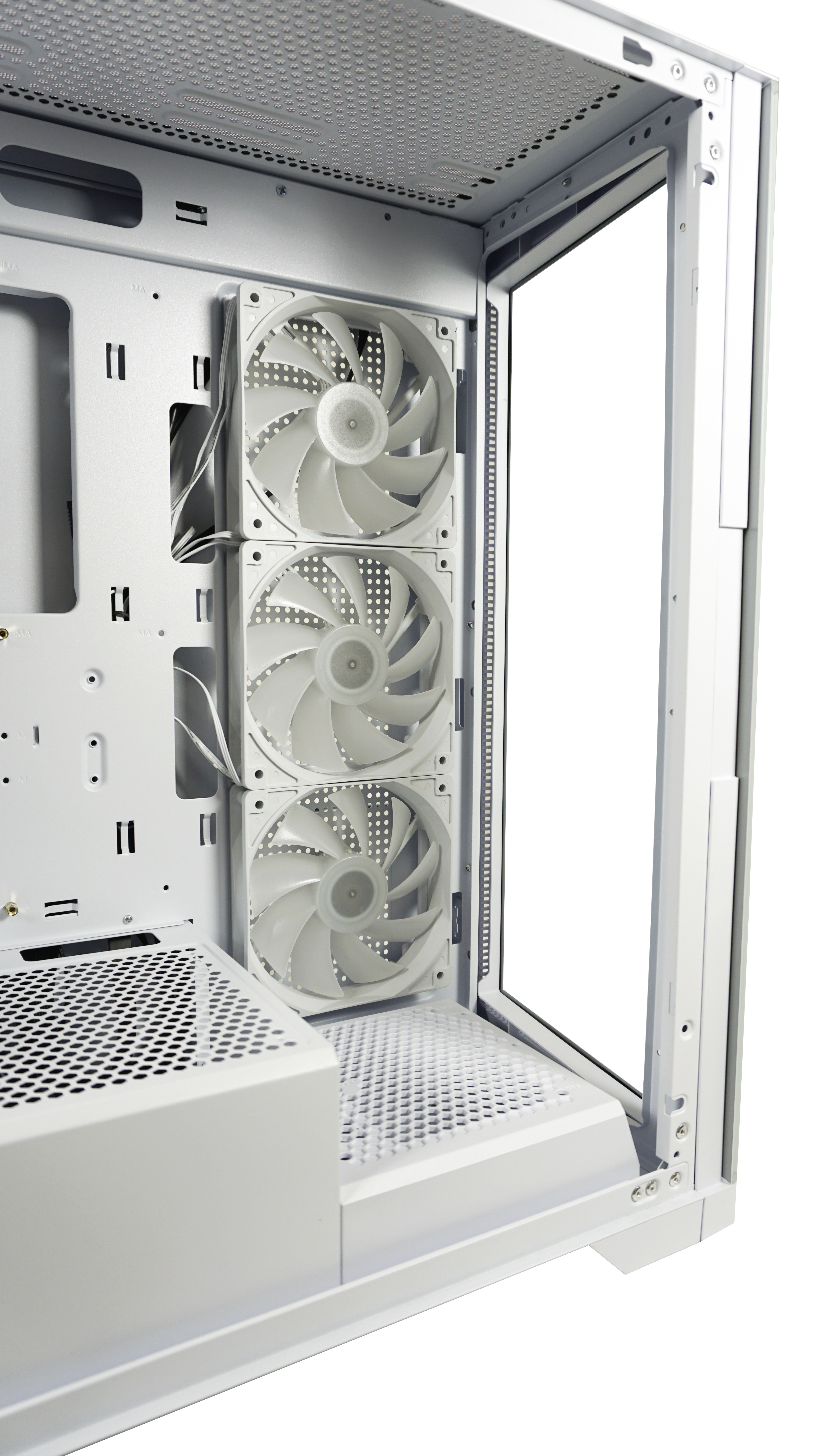 Wnętrze obudowy komputera z trzema białymi wentylatorami, białą ramą i białą powierzchnią. Obudowa jest otwarta, pokazując elementy wewnętrzne.