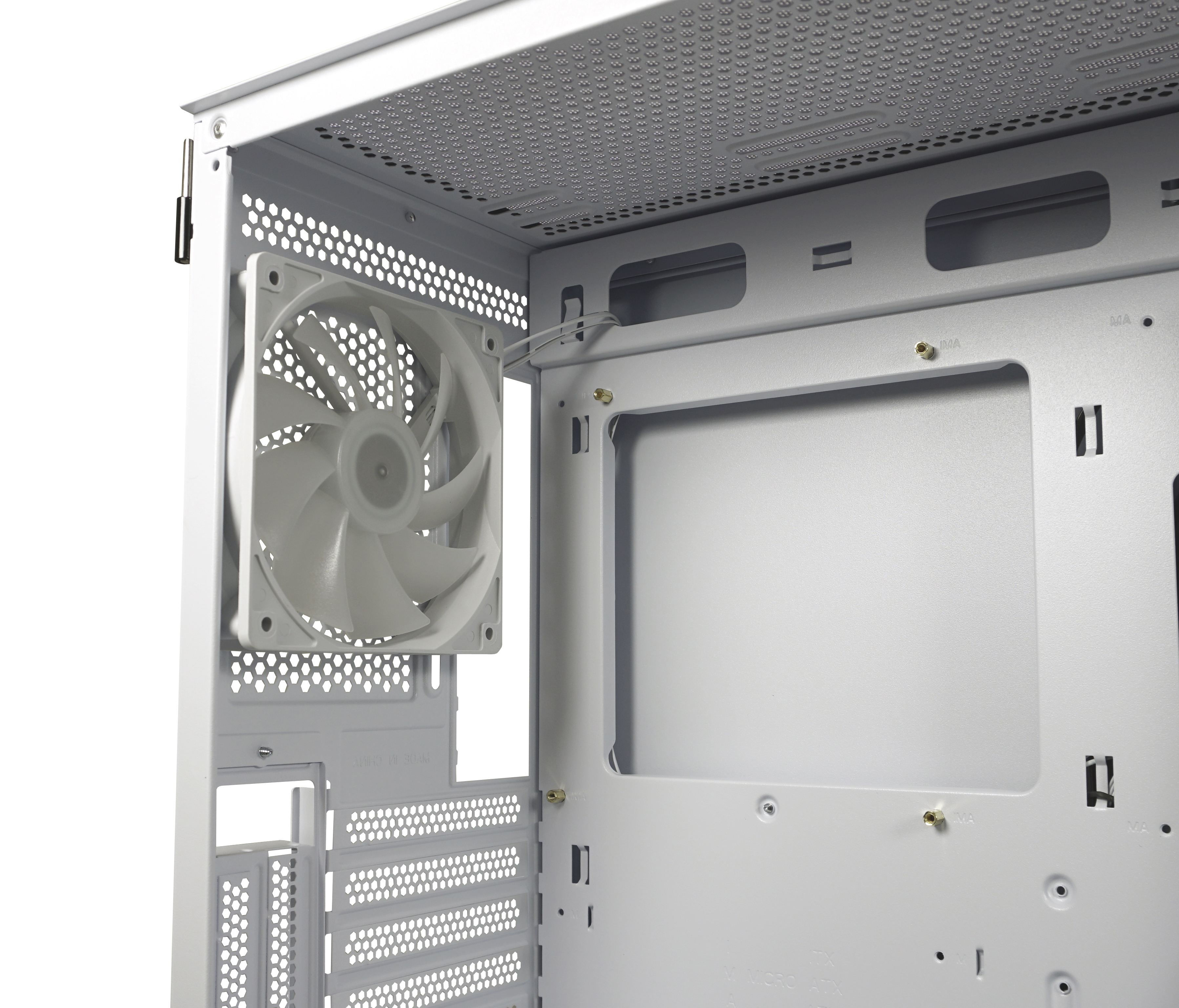 Wnętrze białej obudowy komputera z wentylatorem. Obudowa ma perforowany wierzch i dużą pustą przestrzeń.