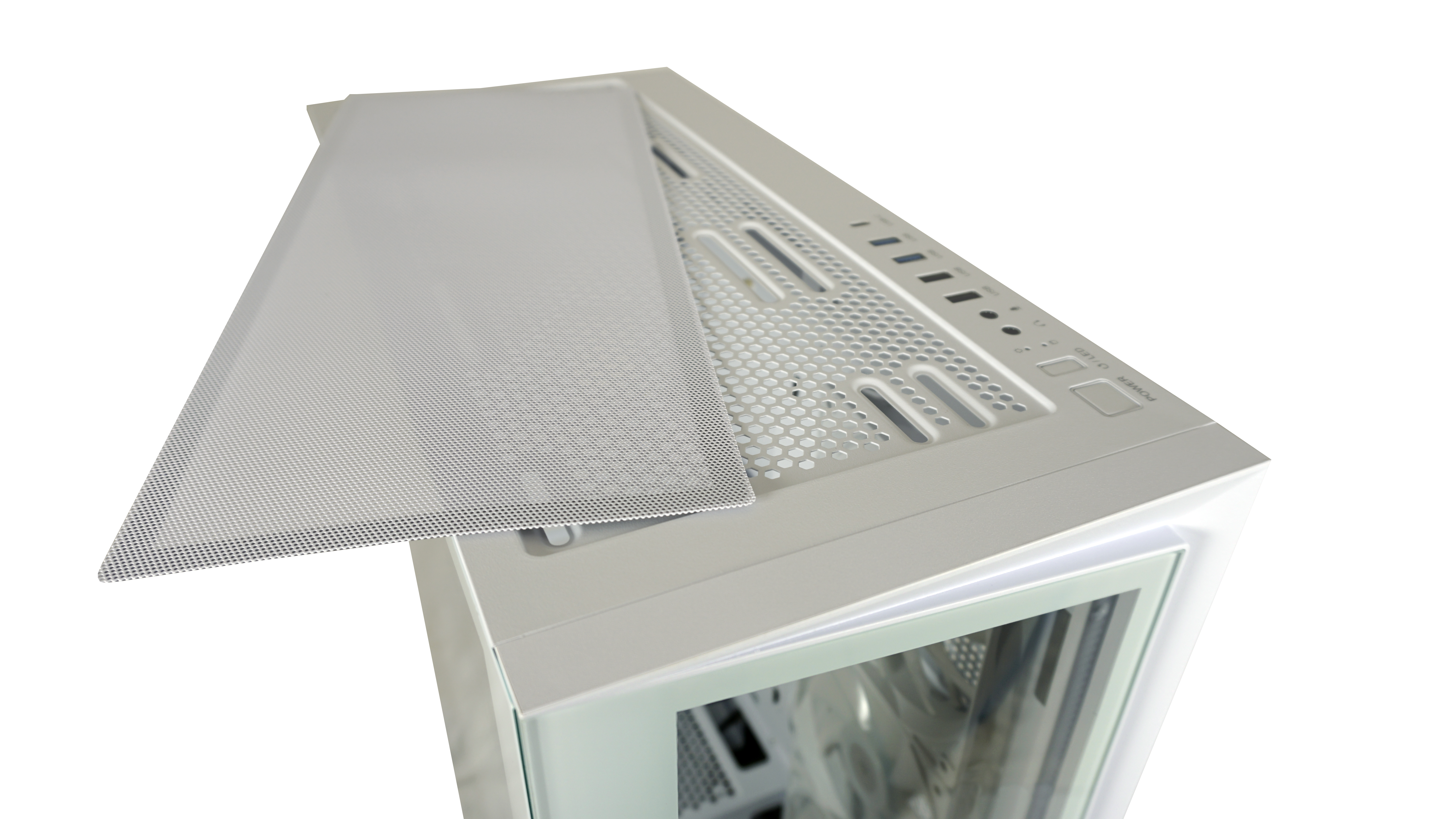Biała obudowa PC z częściowo zdjętym górnym panelem, odsłaniająca siatkę i otwory wentylacyjne.