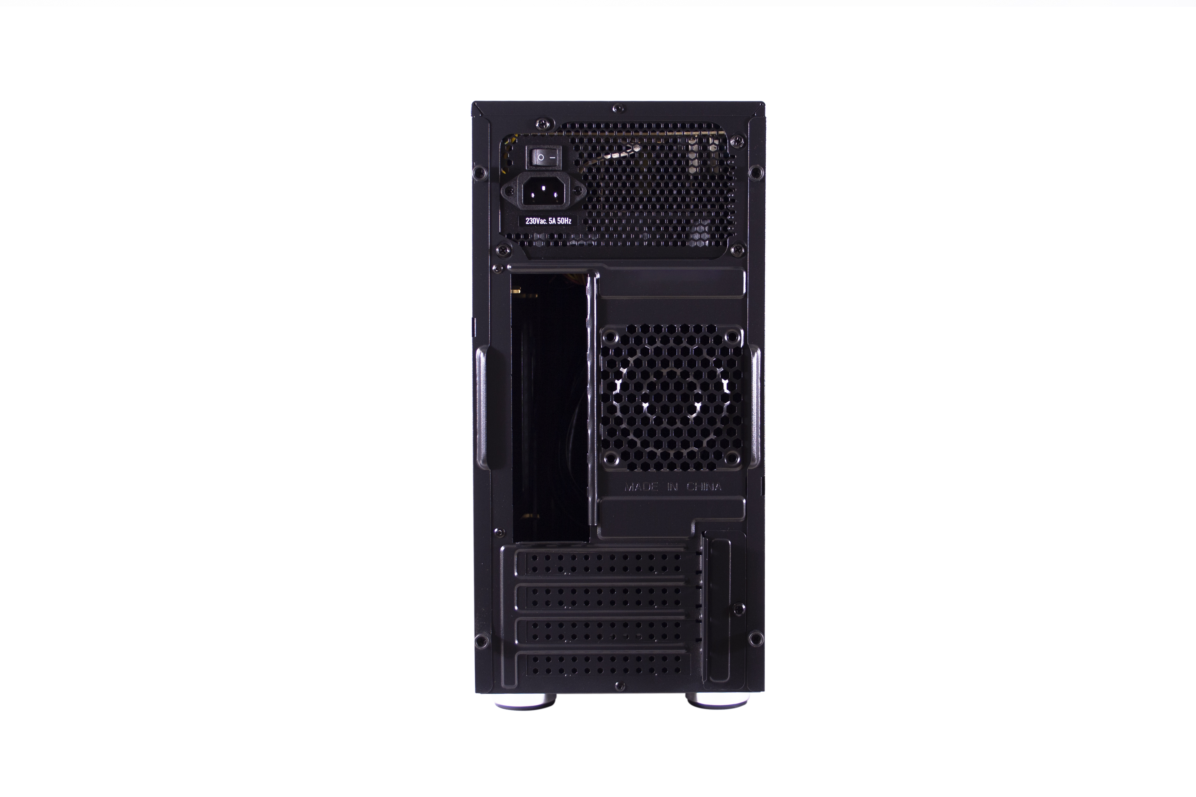 Retro di un case per PC. Area alimentatore, griglia della ventola e slot di espansione visibili.