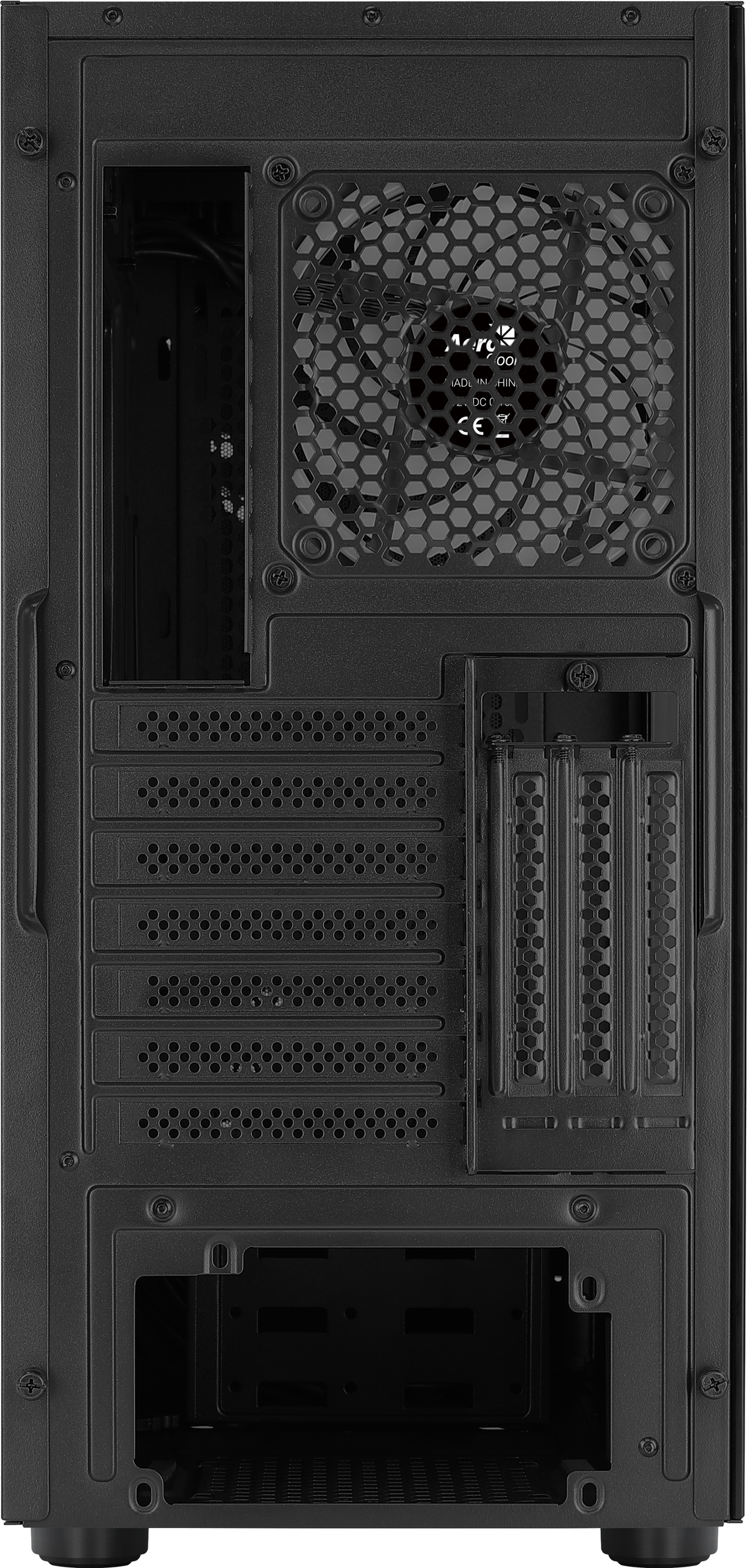 Die Rückseite eines schwarzen Computergehäuses, zeigt Lüfter, Anschlüsse und Lüftungsschlitze.