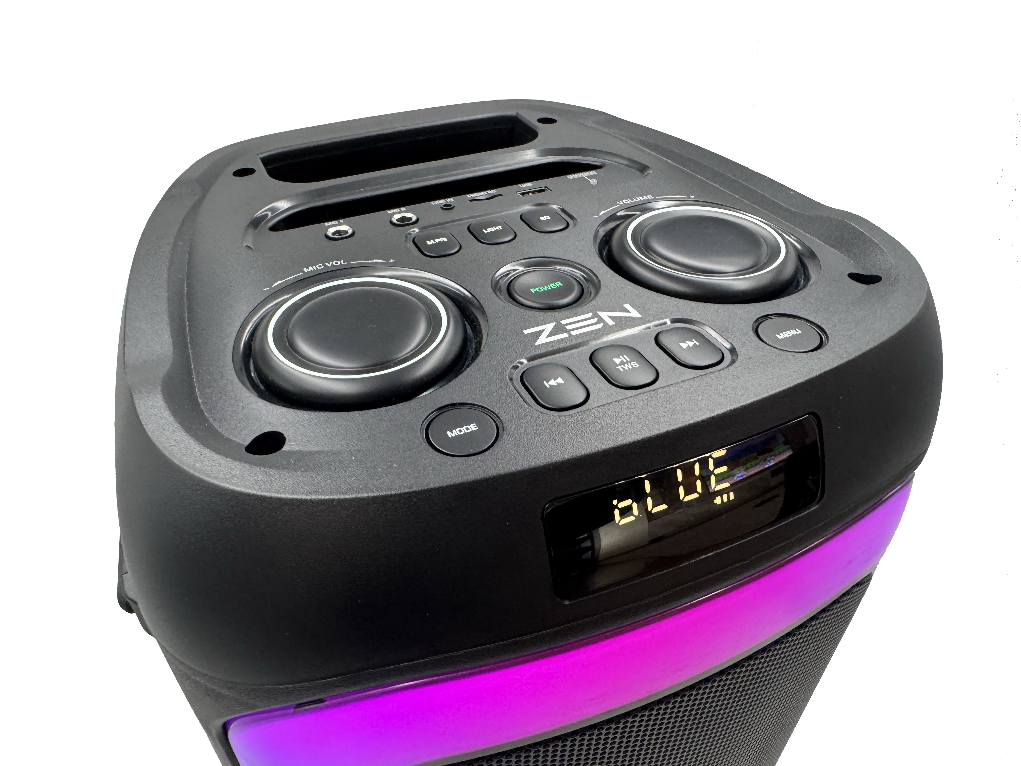 Altoparlante nero con pulsanti, display che mostra 'BLUE' e luce viola.