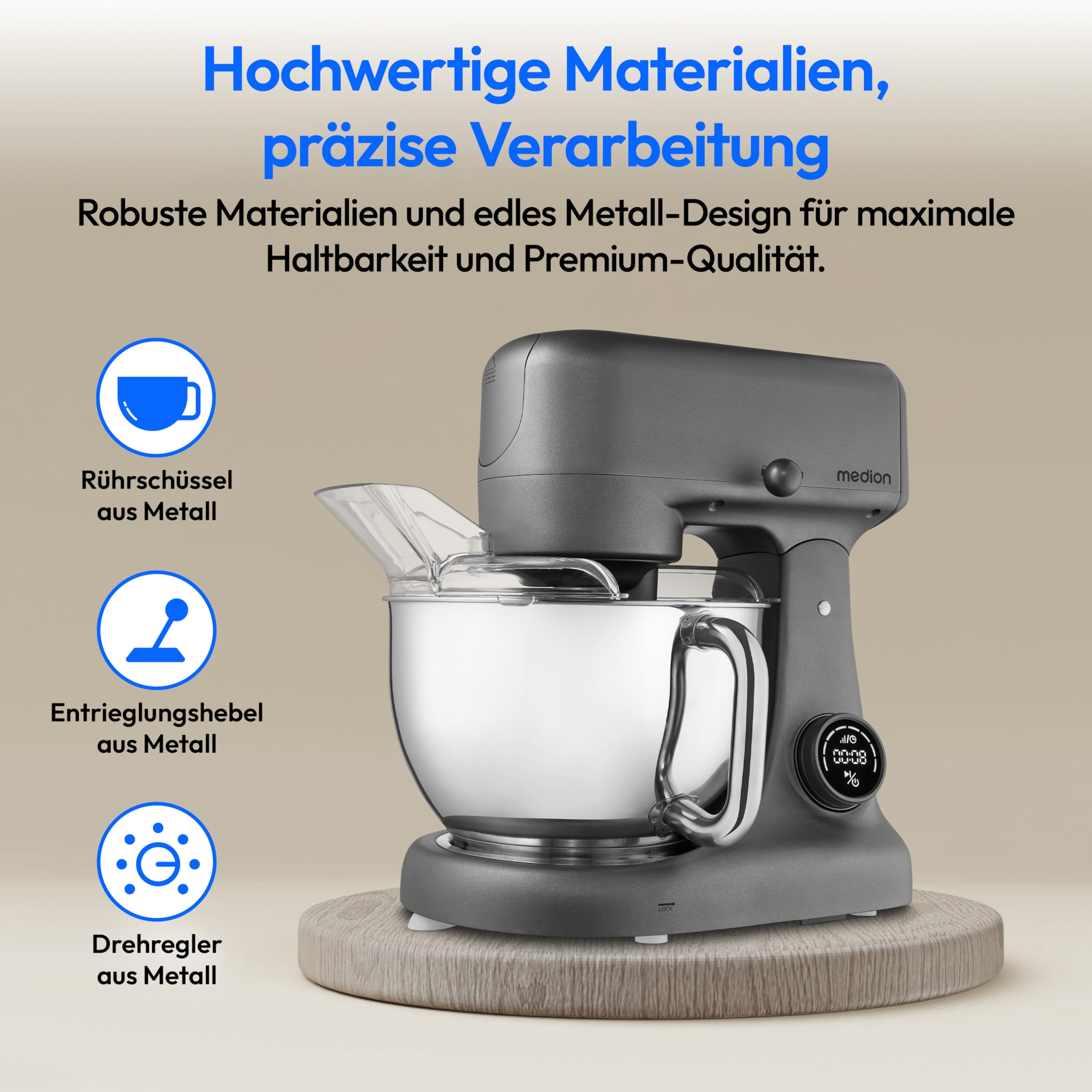Ein grauer Standmixer auf einer Holzoberfläche. Er hat Text und Symbole darum.