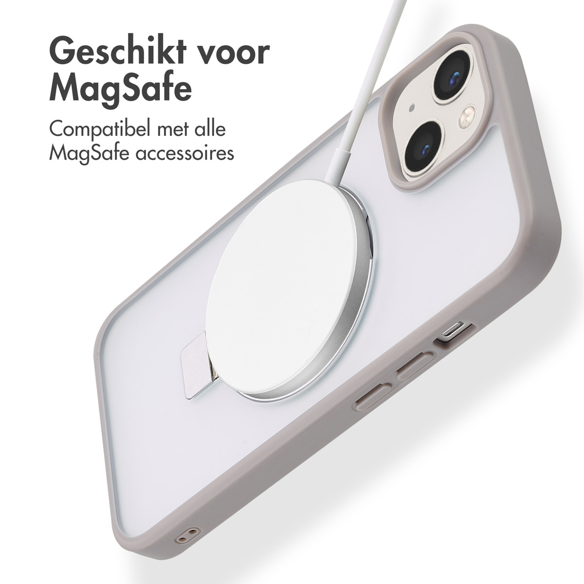 Telefono bianco con custodia grigia. Un caricabatterie bianco è collegato. Sfondo bianco.