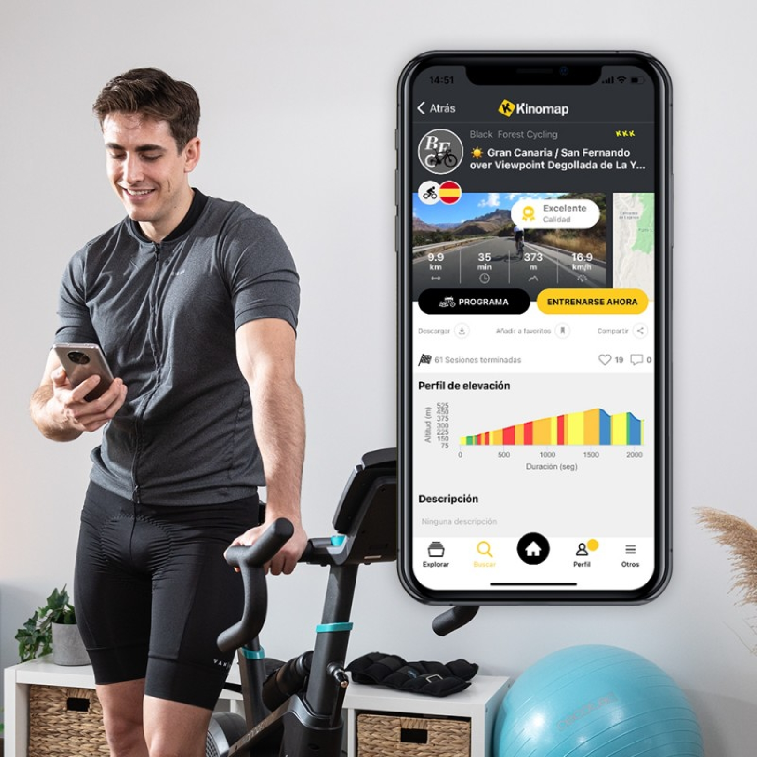 Uomo che usa uno smartphone accanto a una cyclette. Il telefono mostra un'app per il ciclismo e una mappa.